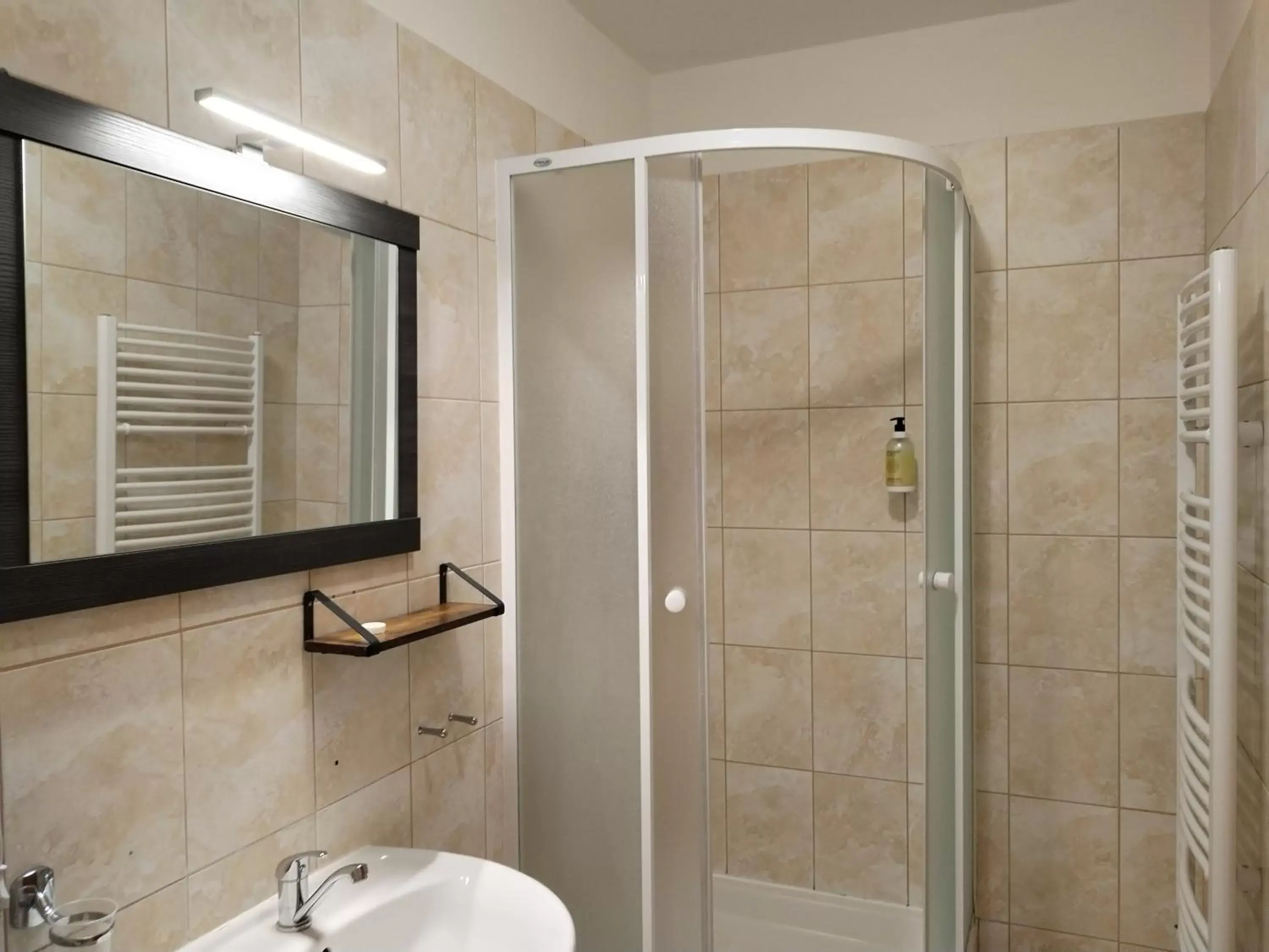 Shower, Bathroom in Hotel Arko