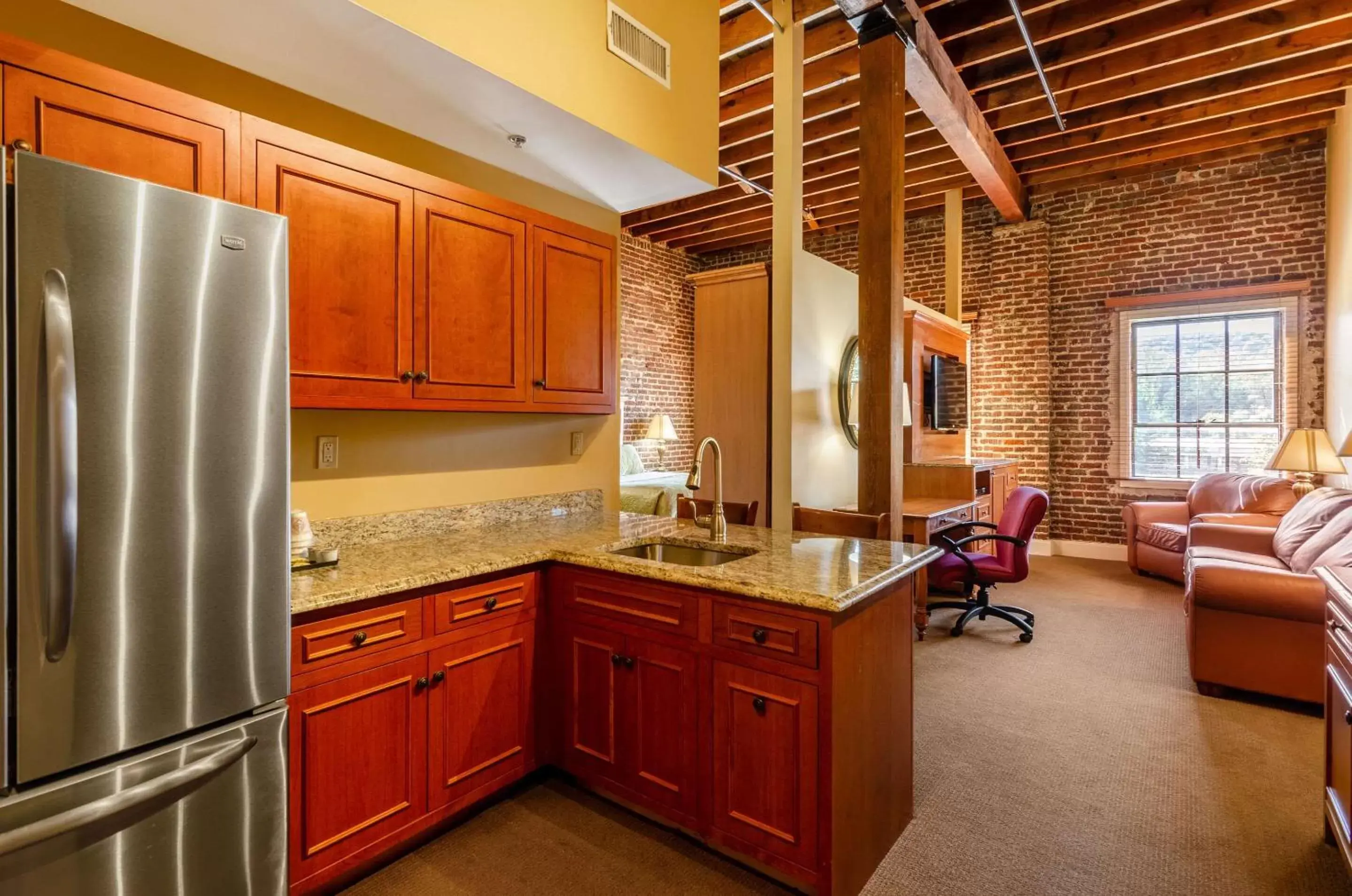 Photo of the whole room, Kitchen/Kitchenette in Jackson Park Inn, Ascend Hotel Collection