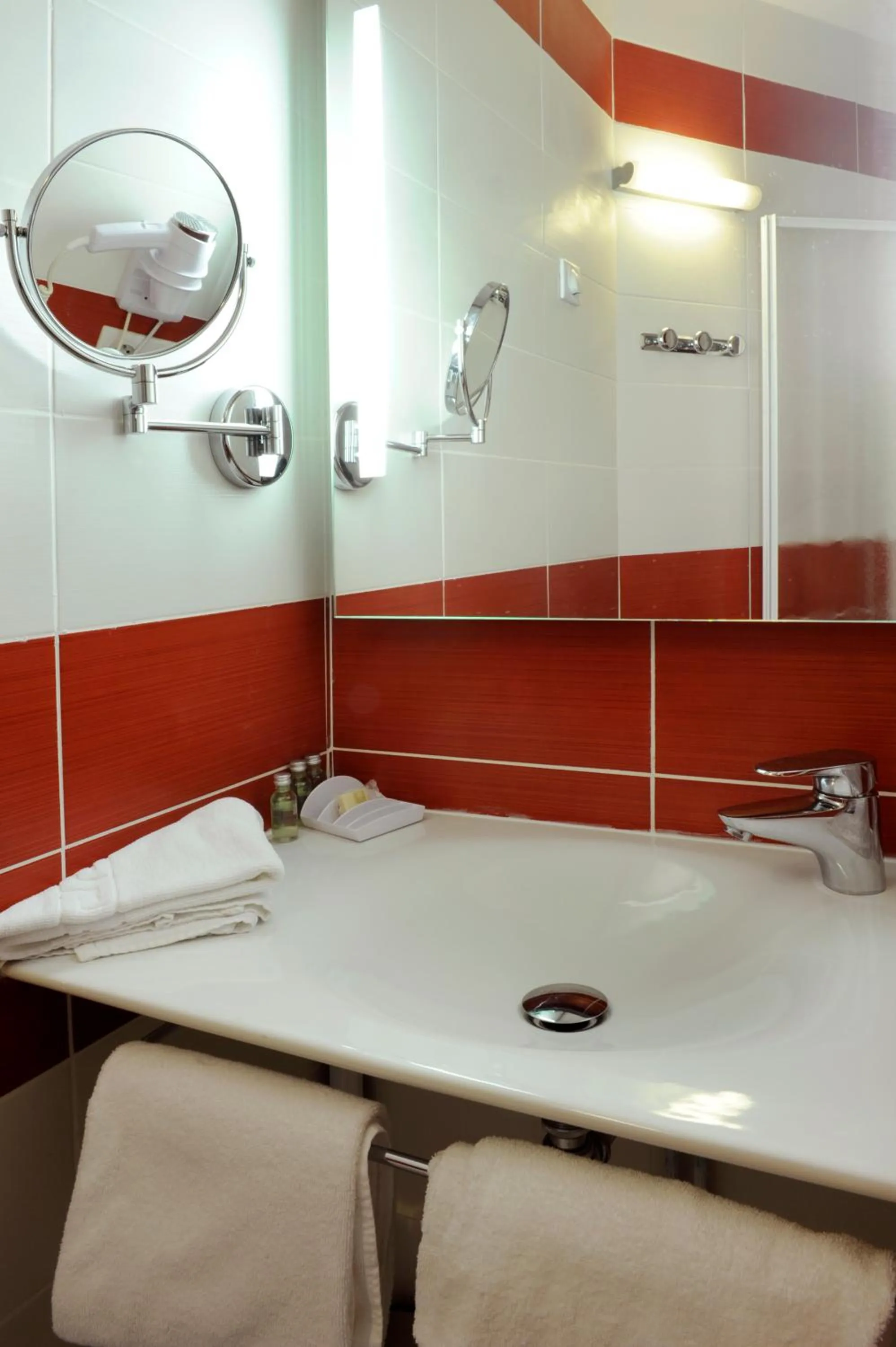 Bathroom in Comfort Hotel Saintes