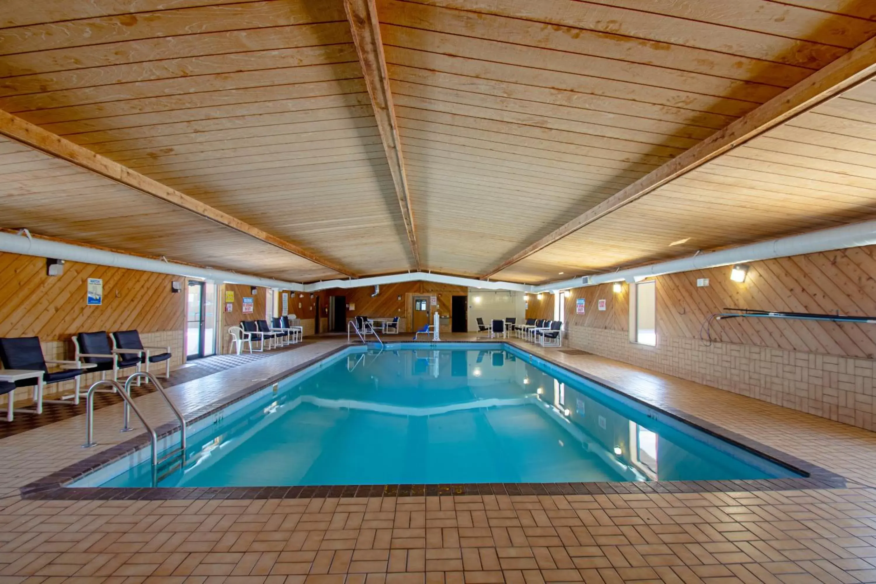 Swimming Pool in Econo Lodge Inn & Suites