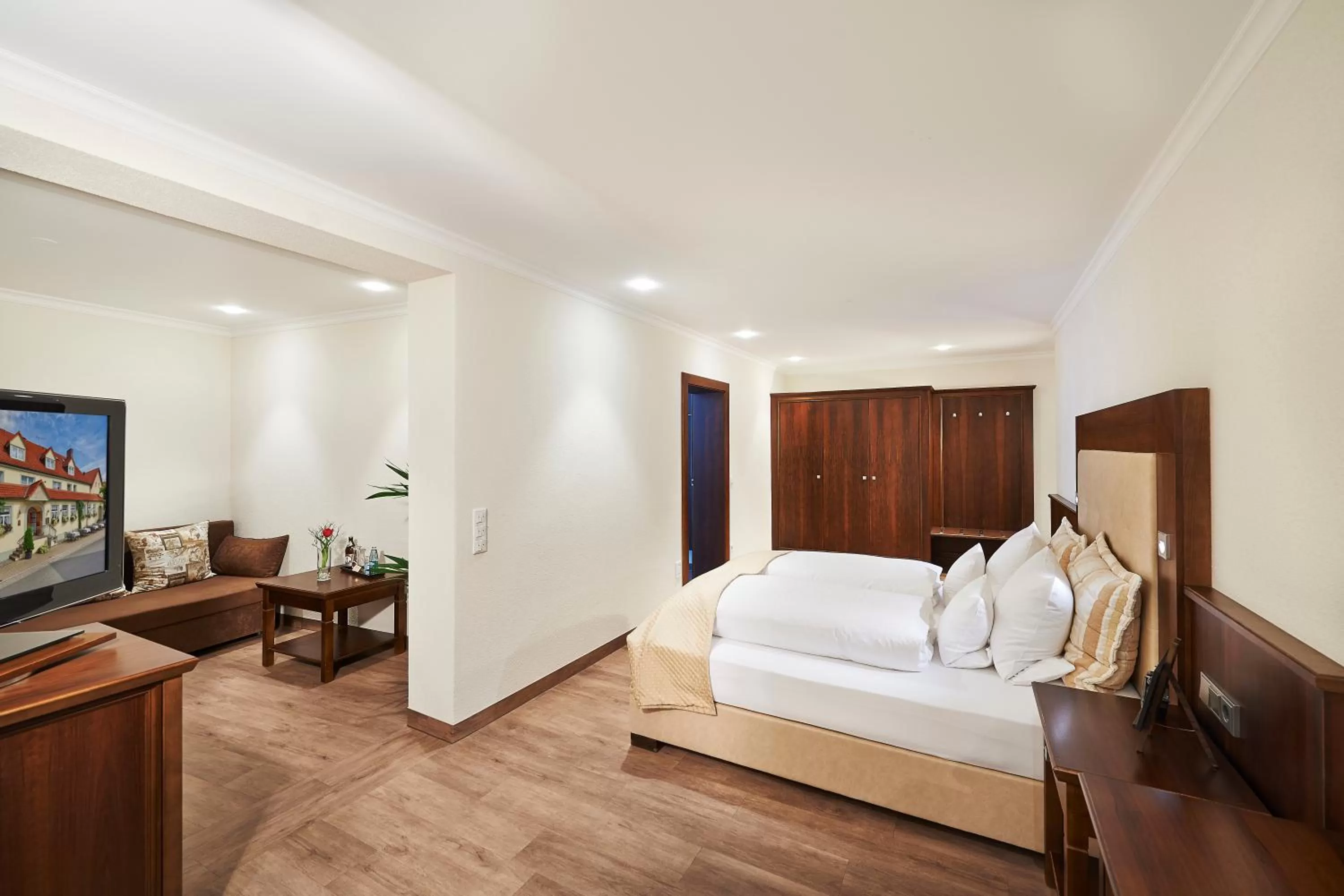 Photo of the whole room, Bed in Brauereigasthof Zum Löwenbräu