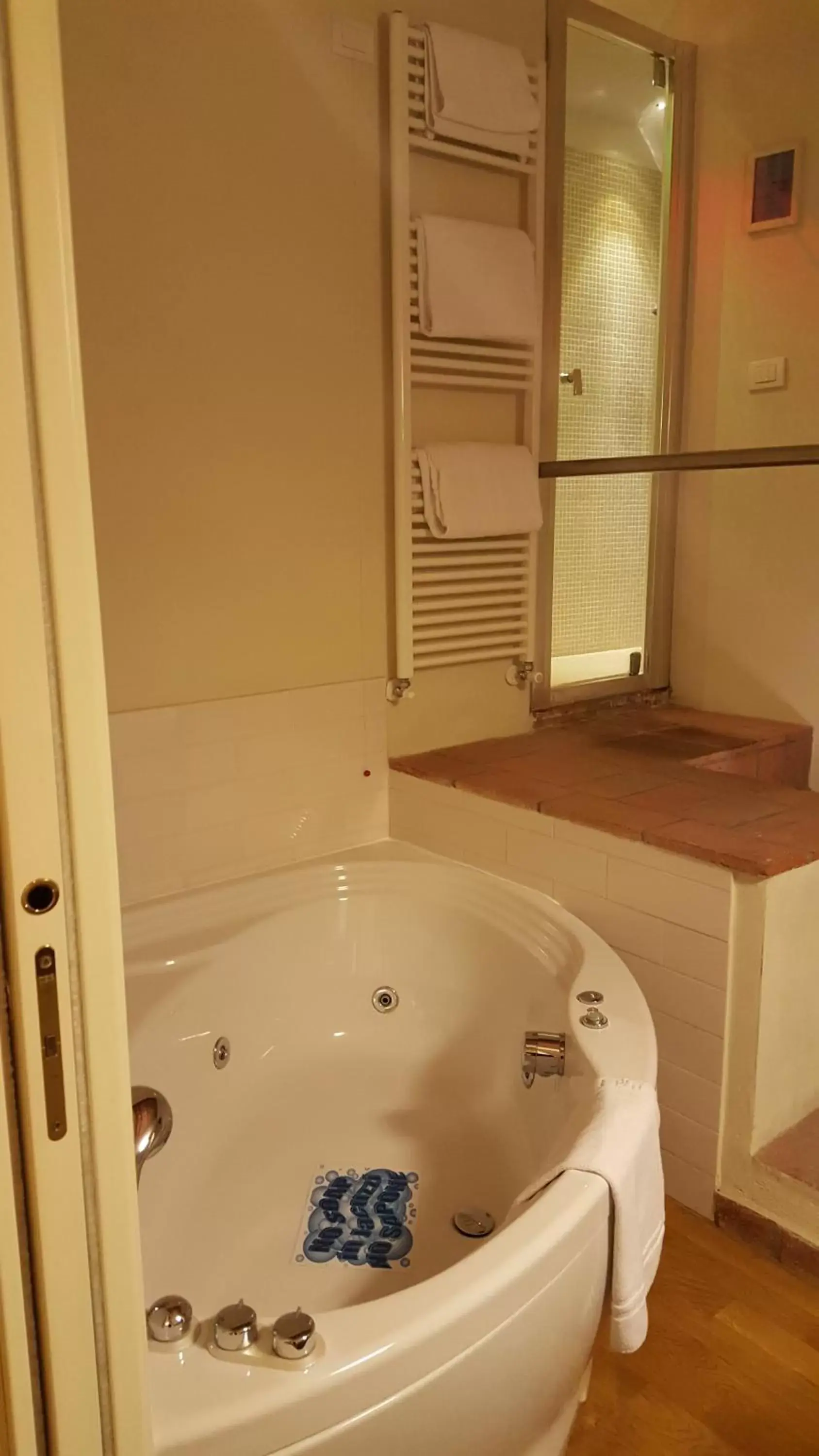 Hot Tub, Bathroom in Albergo San Martino