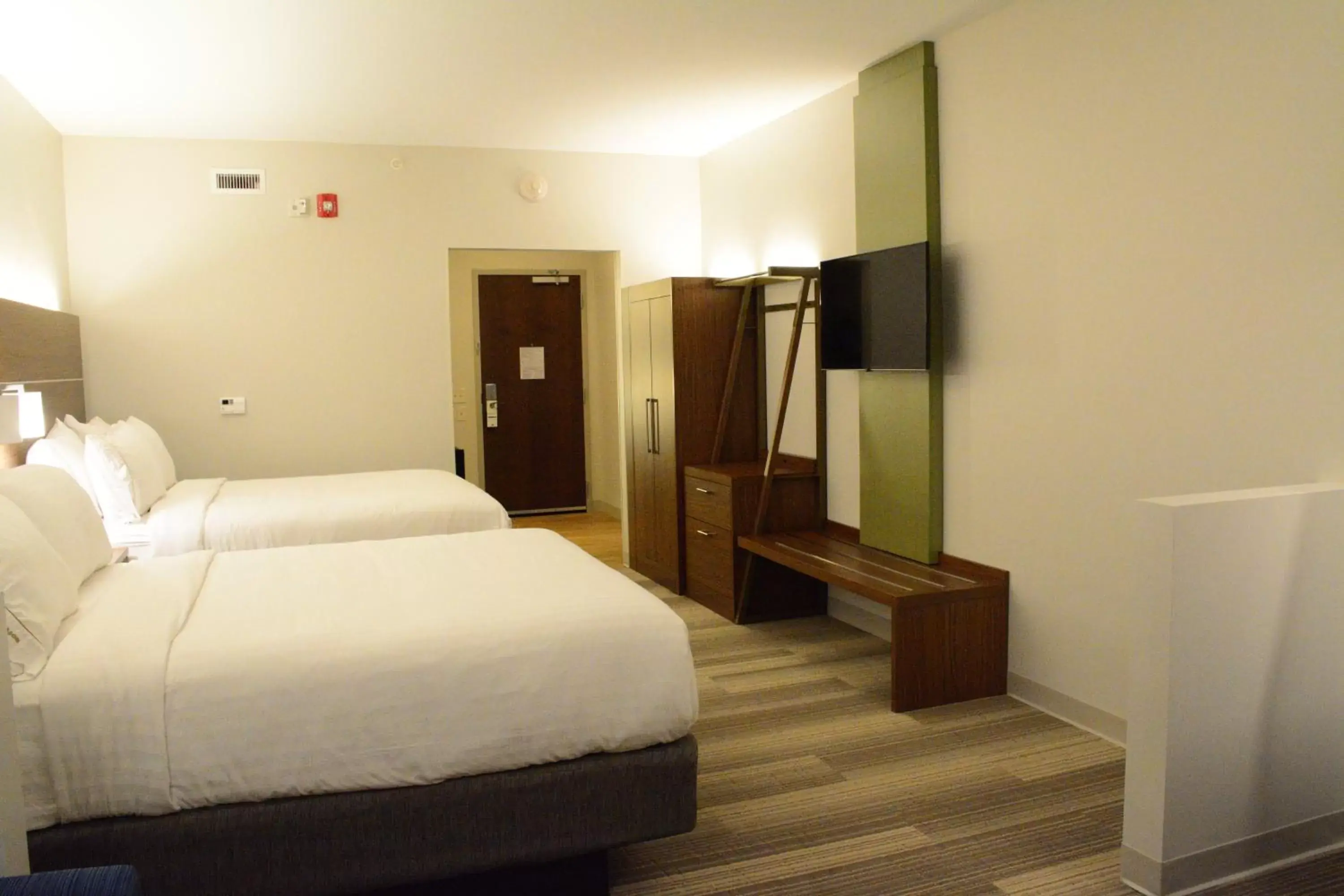 Photo of the whole room, Bed in Holiday Inn Express & Suites Lexington Park California, an IHG Hotel