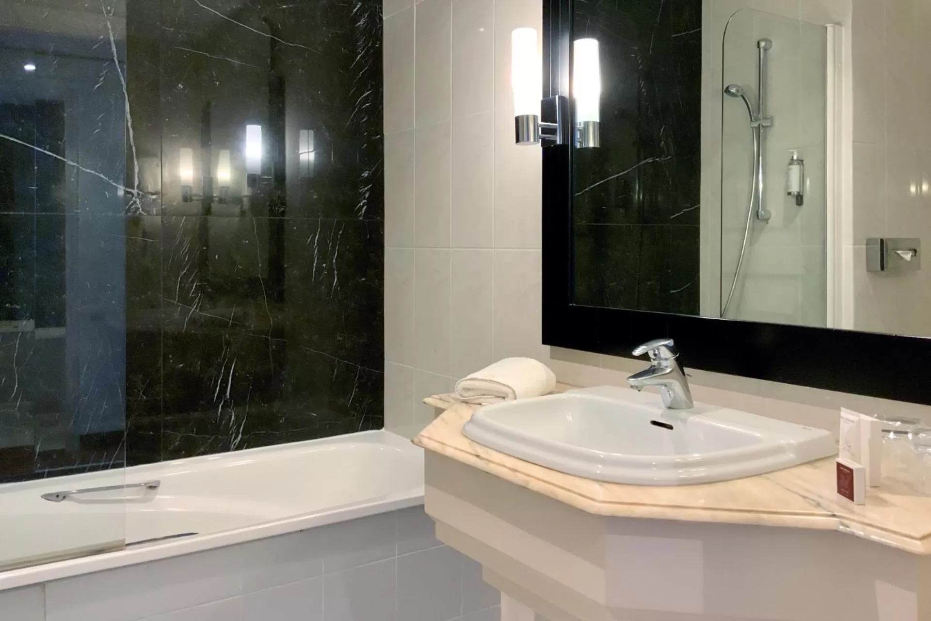 Cozy Double Room in Le Grand Hôtel Le Touquet-Paris-Plage