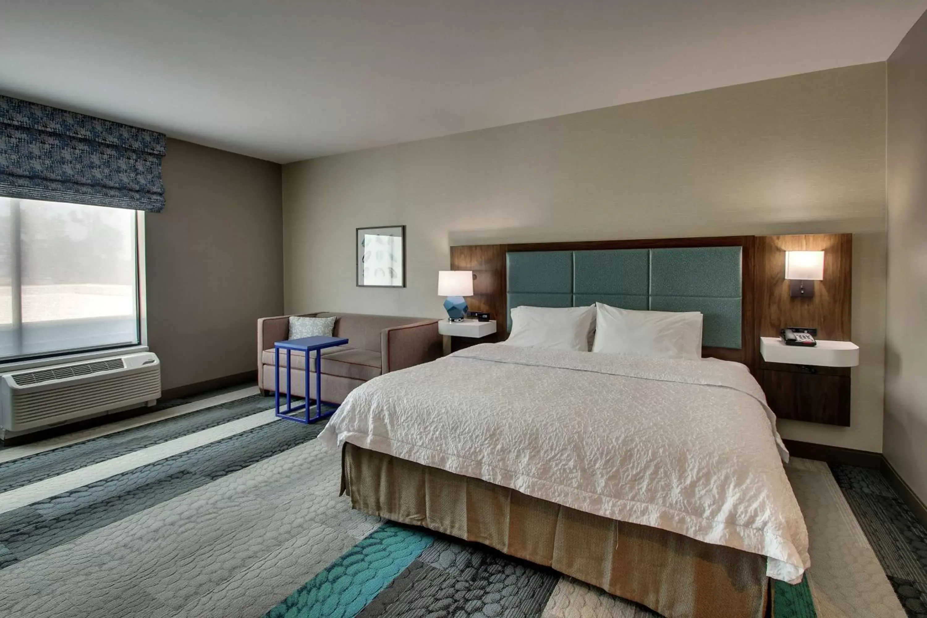 Living room, Bed in Hampton Inn & Suites By Hilton Southport