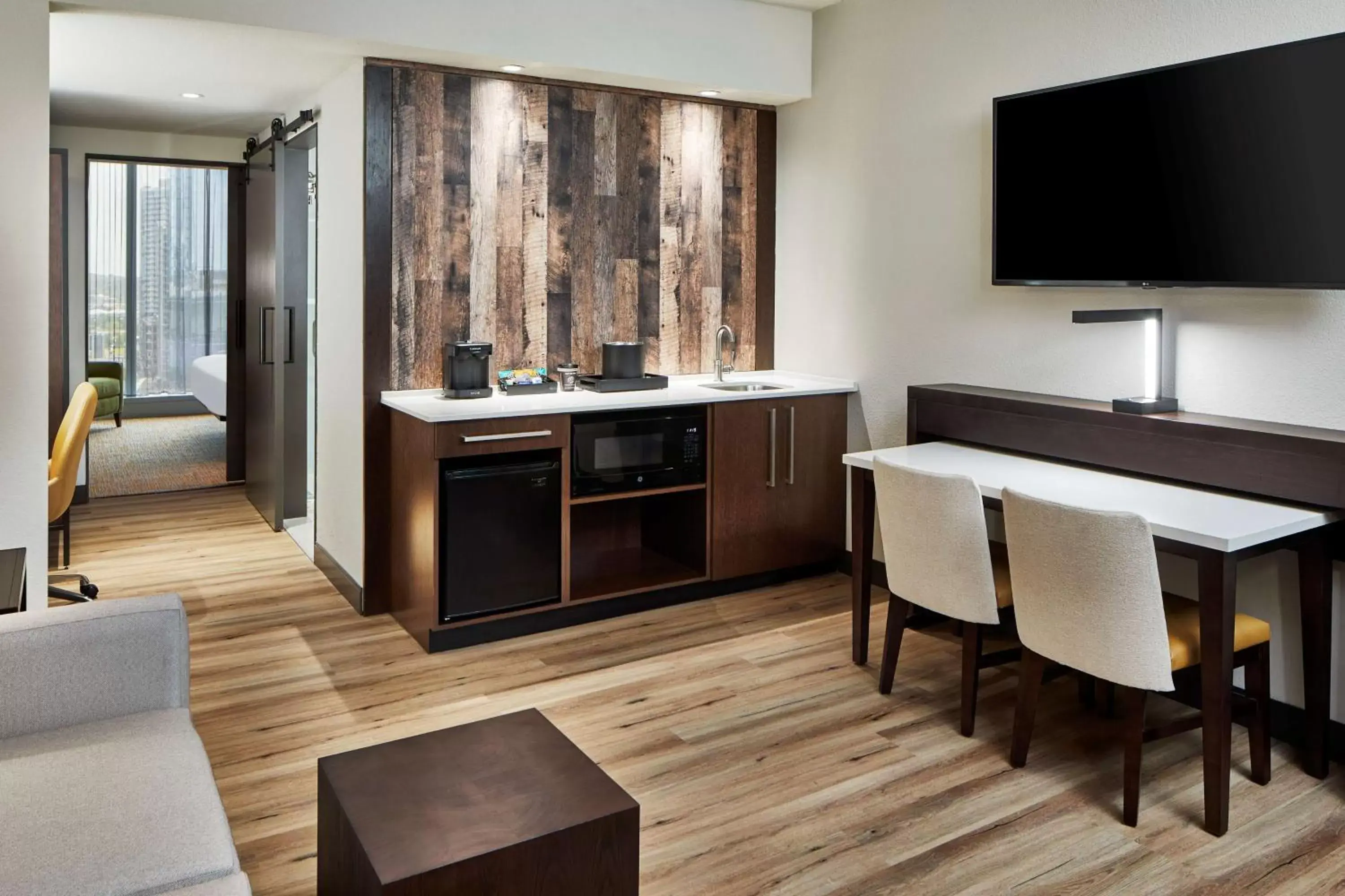 Living room, TV/Entertainment Center in Embassy Suites by Hilton Nashville Downtown