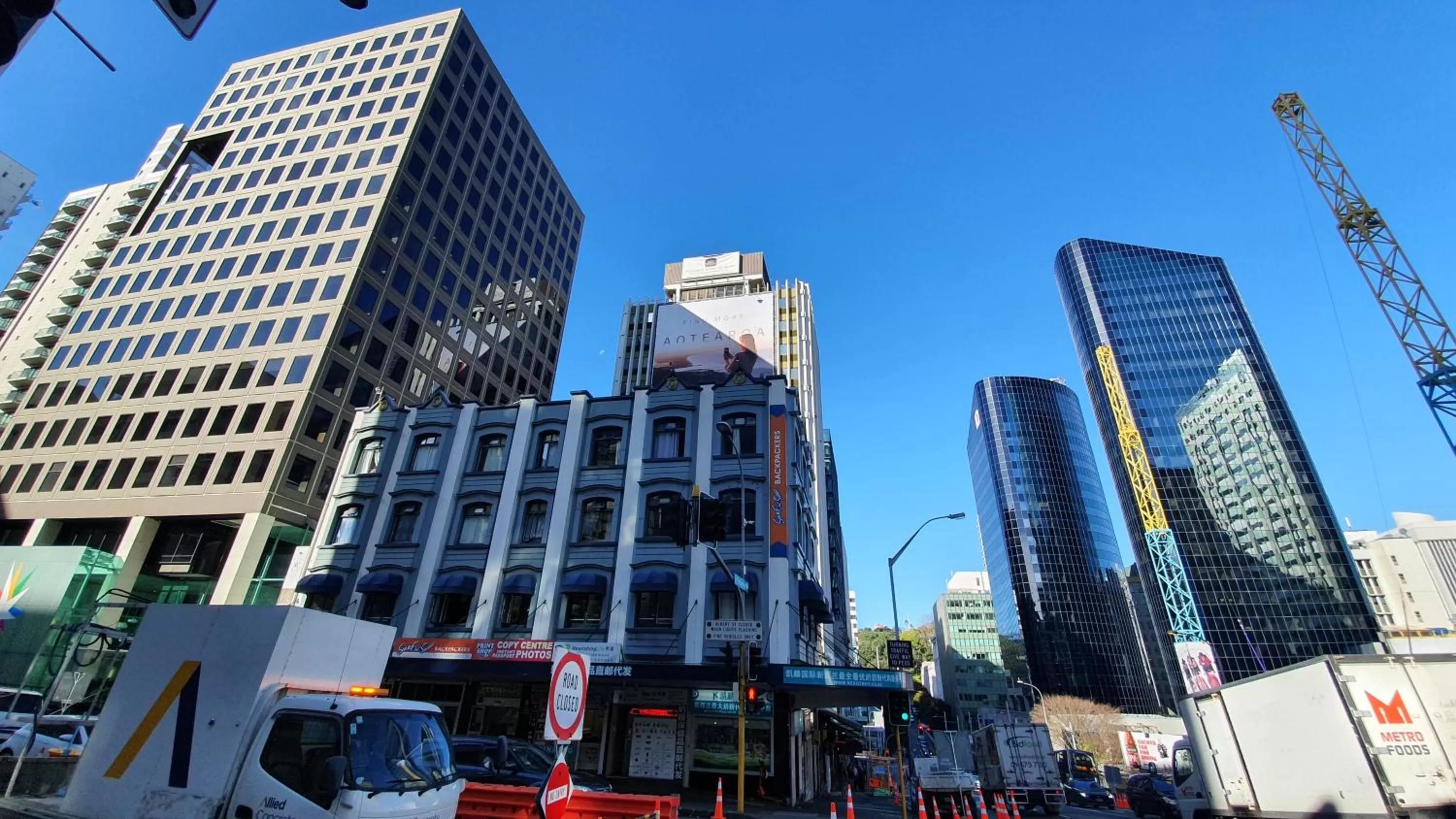 Facade/entrance in Surf 'N' Snow Backpackers Across Sky Tower
