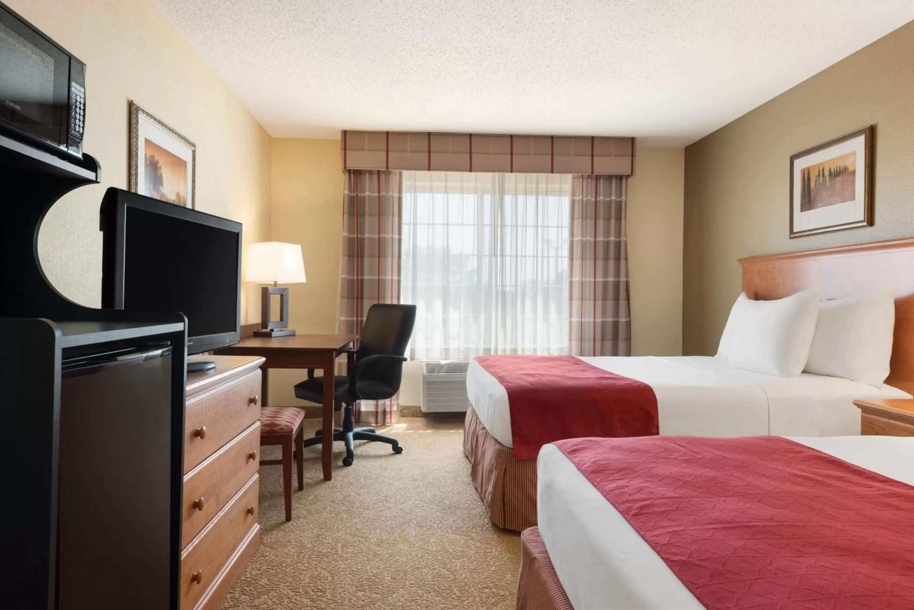 Photo of the whole room, TV/Entertainment Center in Country Inn & Suites by Radisson, Davenport, IA