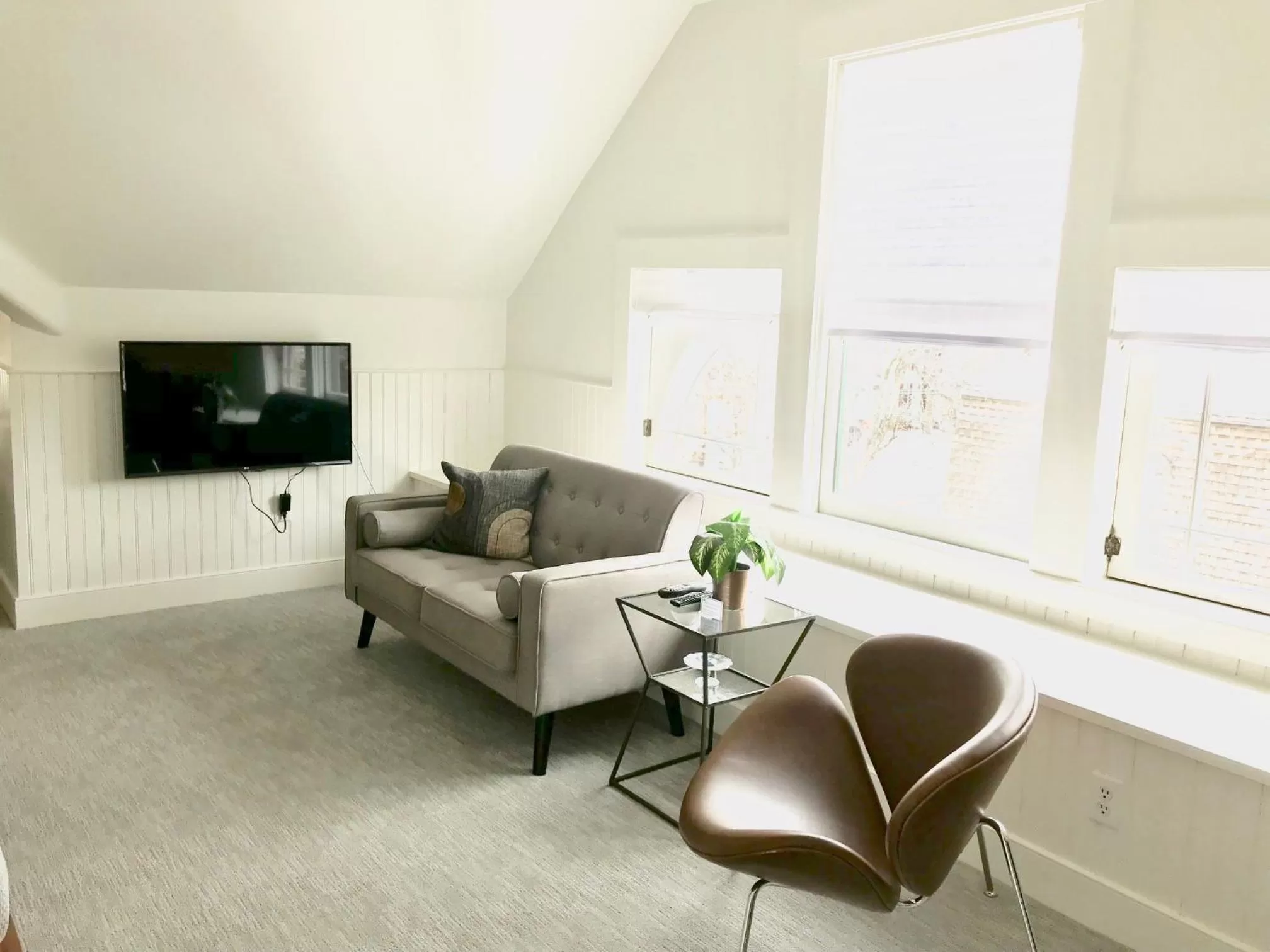 Seating Area in Hummingbird Inn