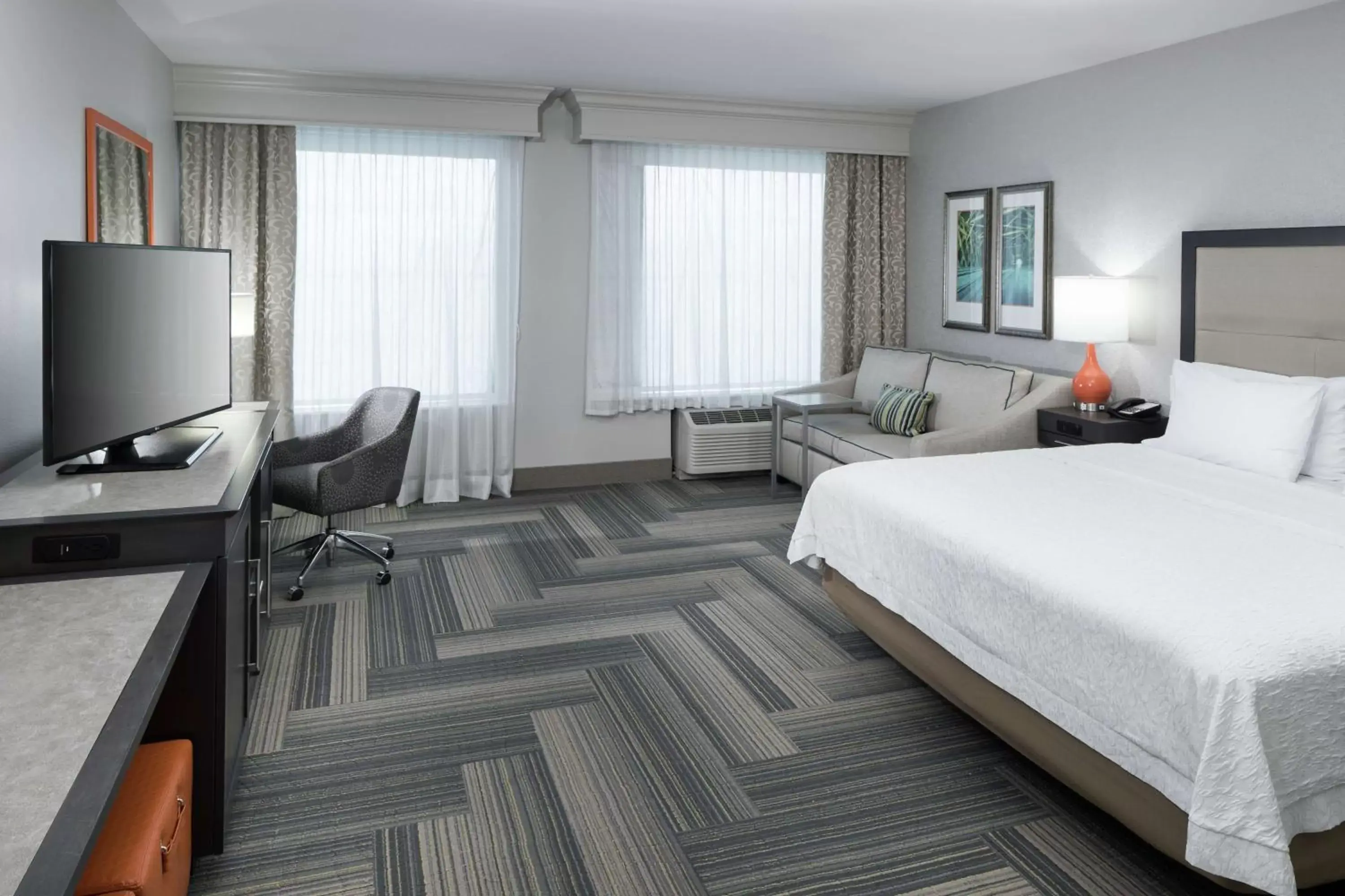 Bedroom, TV/Entertainment Center in Hampton Inn & Suites by Hilton Atlanta Perimeter Dunwoody