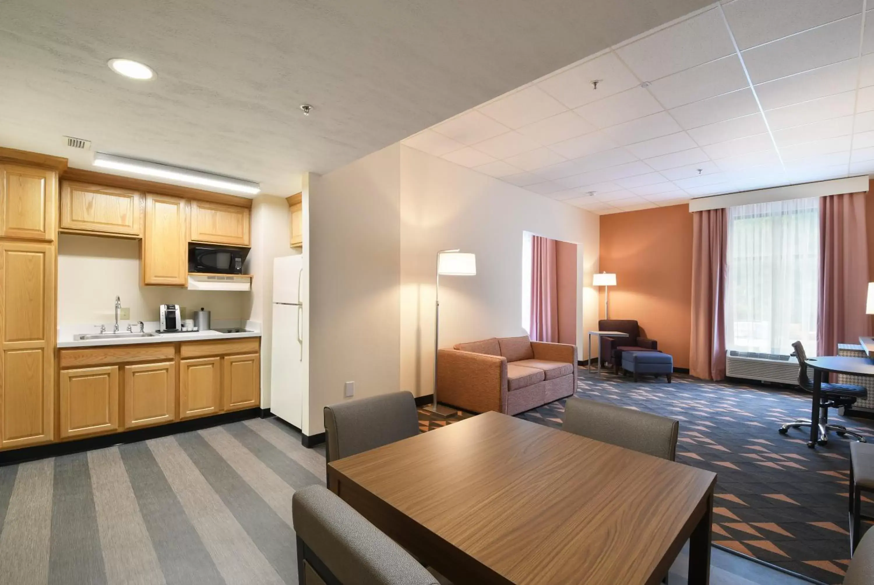 Photo of the whole room, Kitchen/Kitchenette in Holiday Inn Fredericksburg - Conference Center, an IHG Hotel