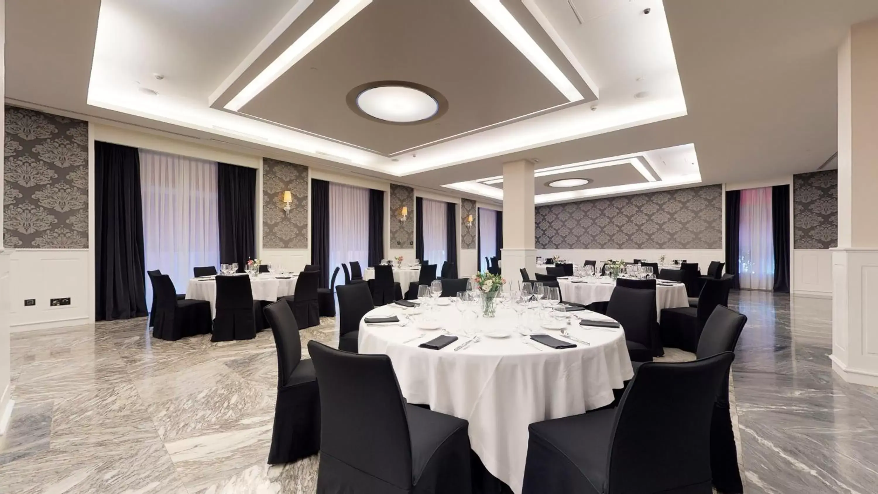 Meeting/conference room, Restaurant/Places to Eat in Hotel Colón Gran Meliá - The Leading Hotels of the World