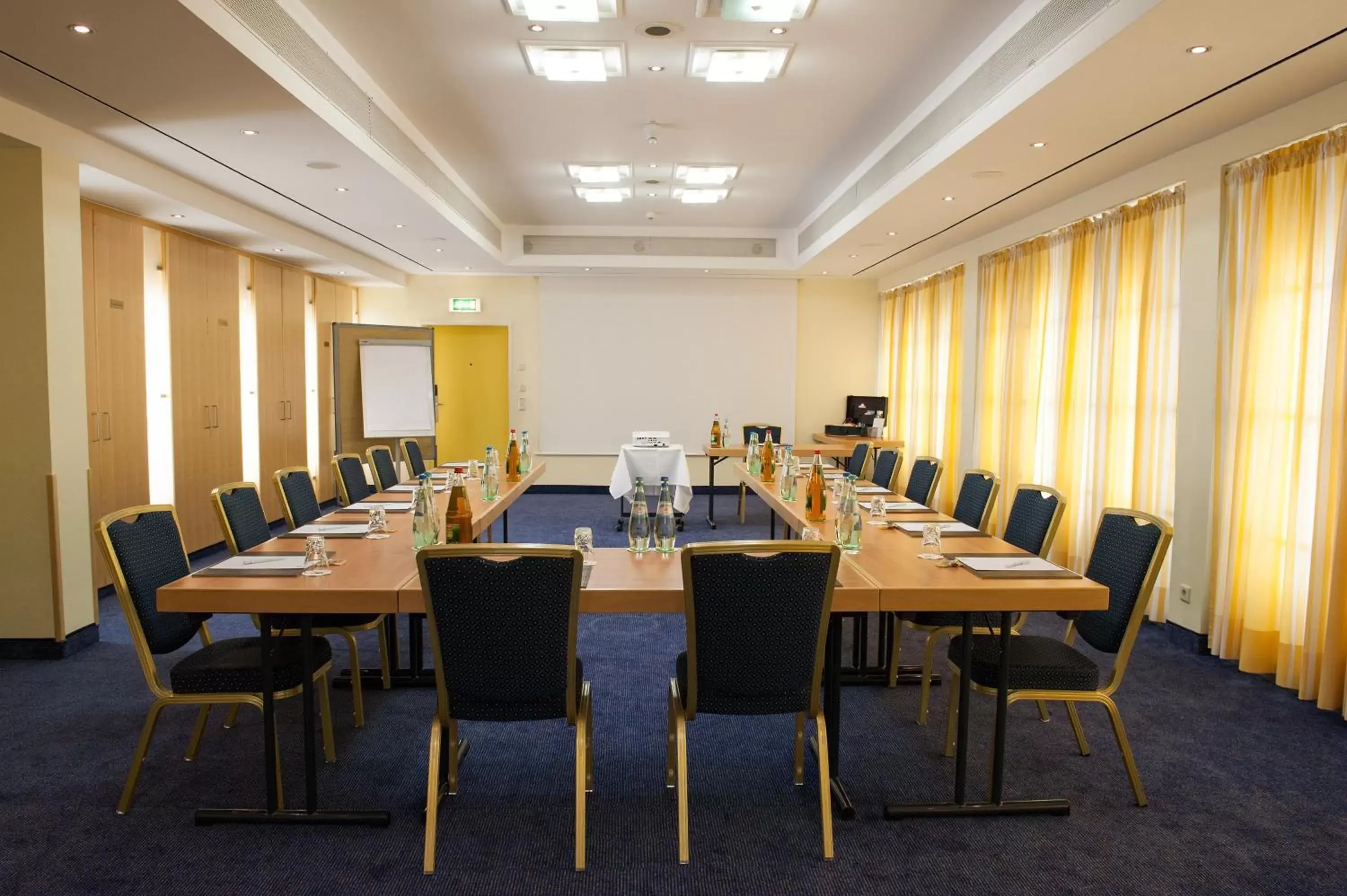 Meeting/conference room in Holiday Inn München Süd, an IHG Hotel