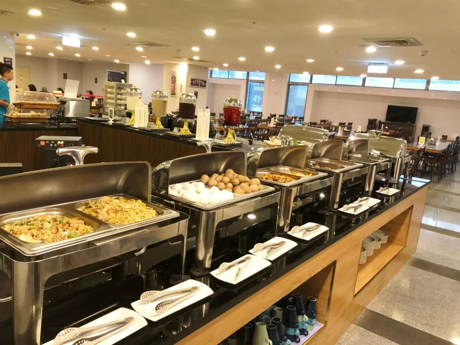 Restaurant/places to eat in Skyone Hotel