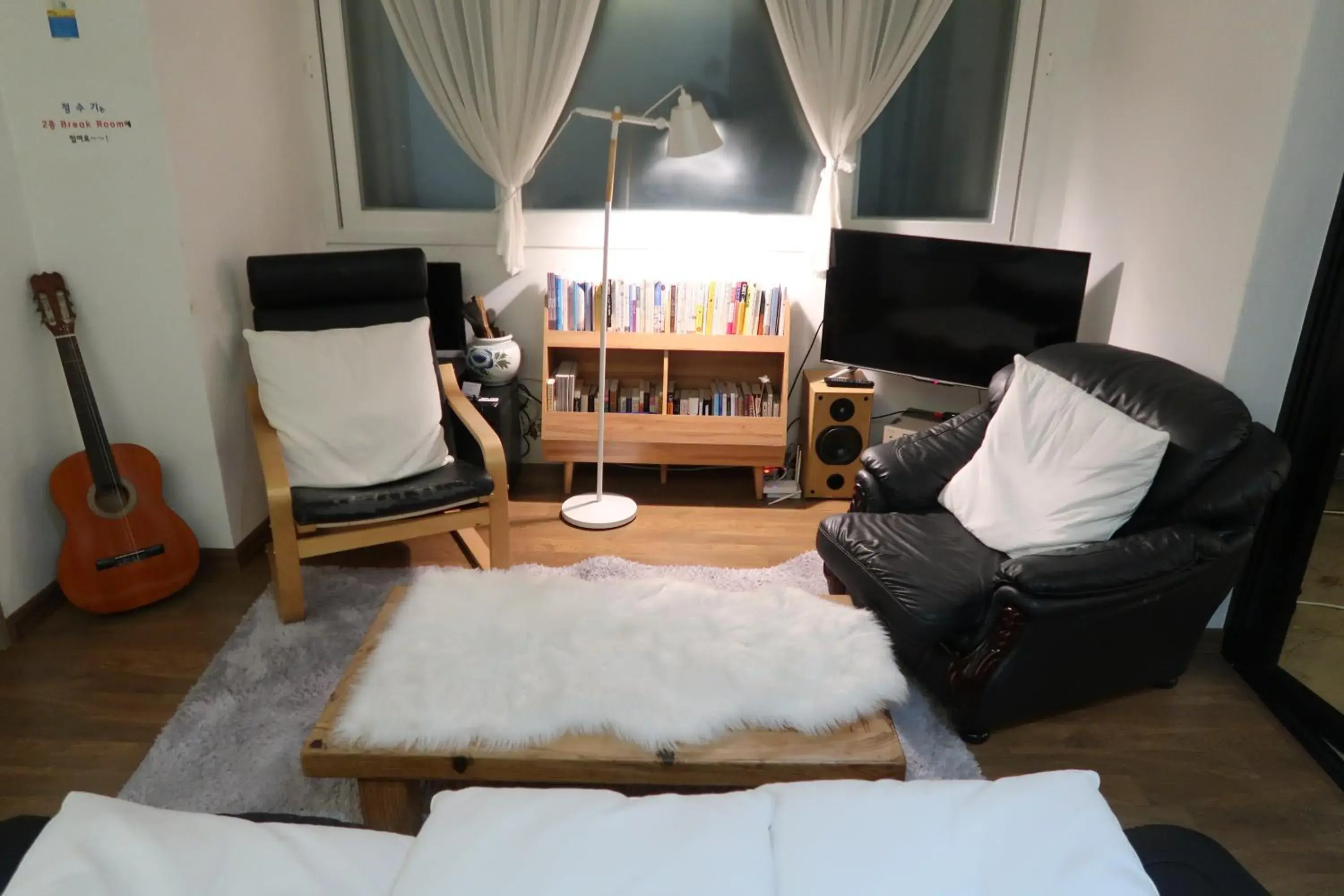Living room, Seating Area in Andong Poong-gyung HOSTEL n LIBRARY