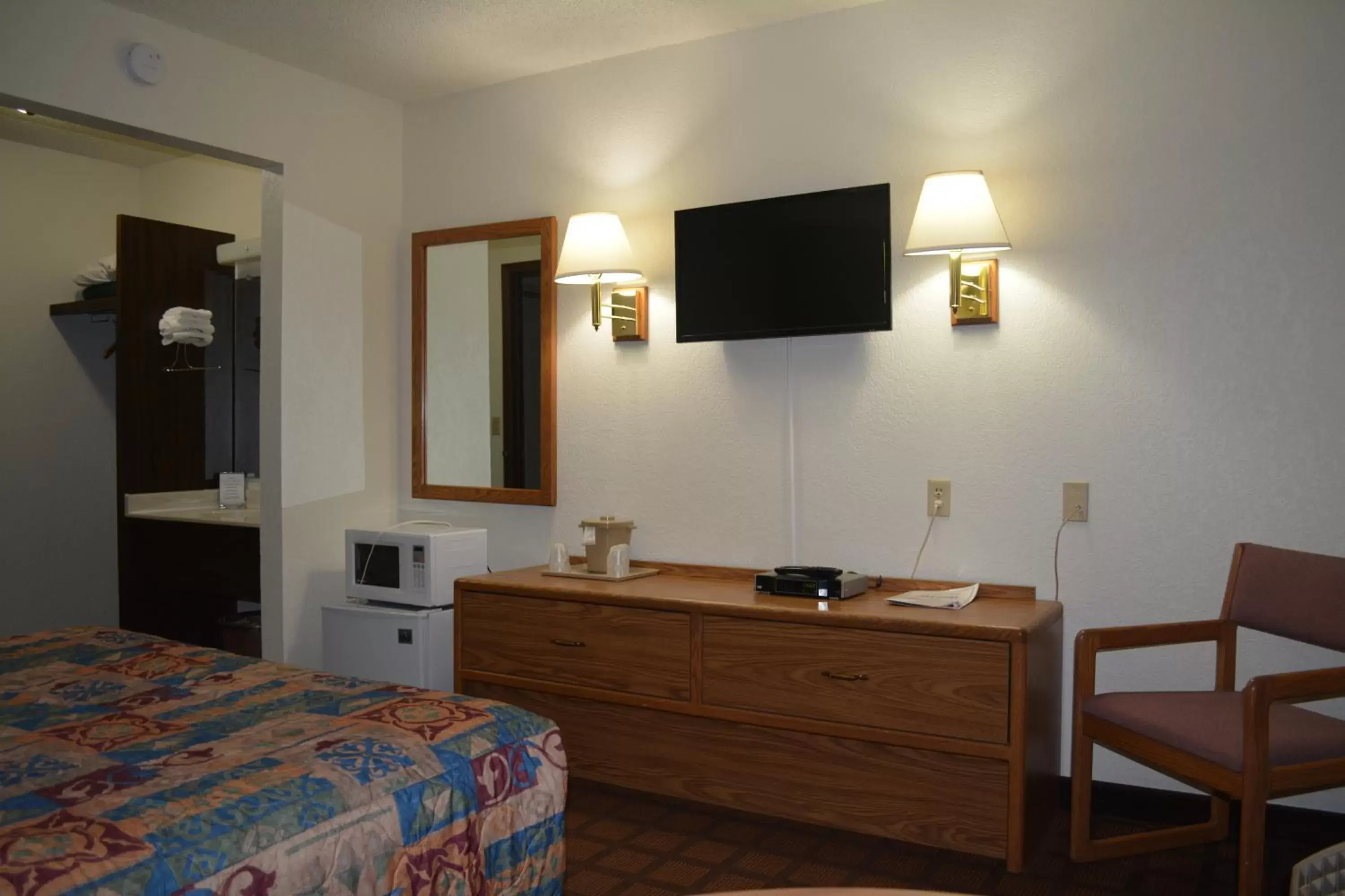 TV/Entertainment Center in Bloomer Inn & Suites