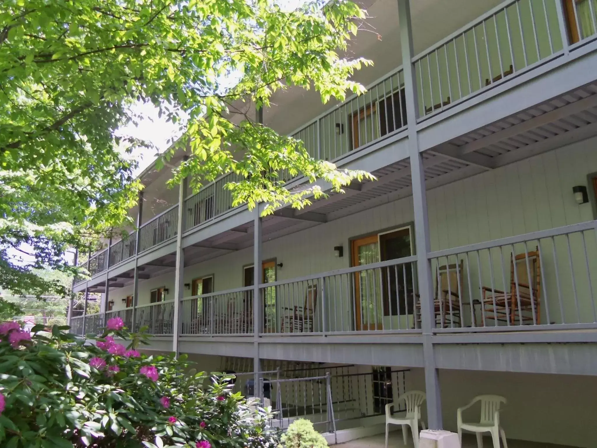 Facade/entrance, Property Building in Four Seasons Inn