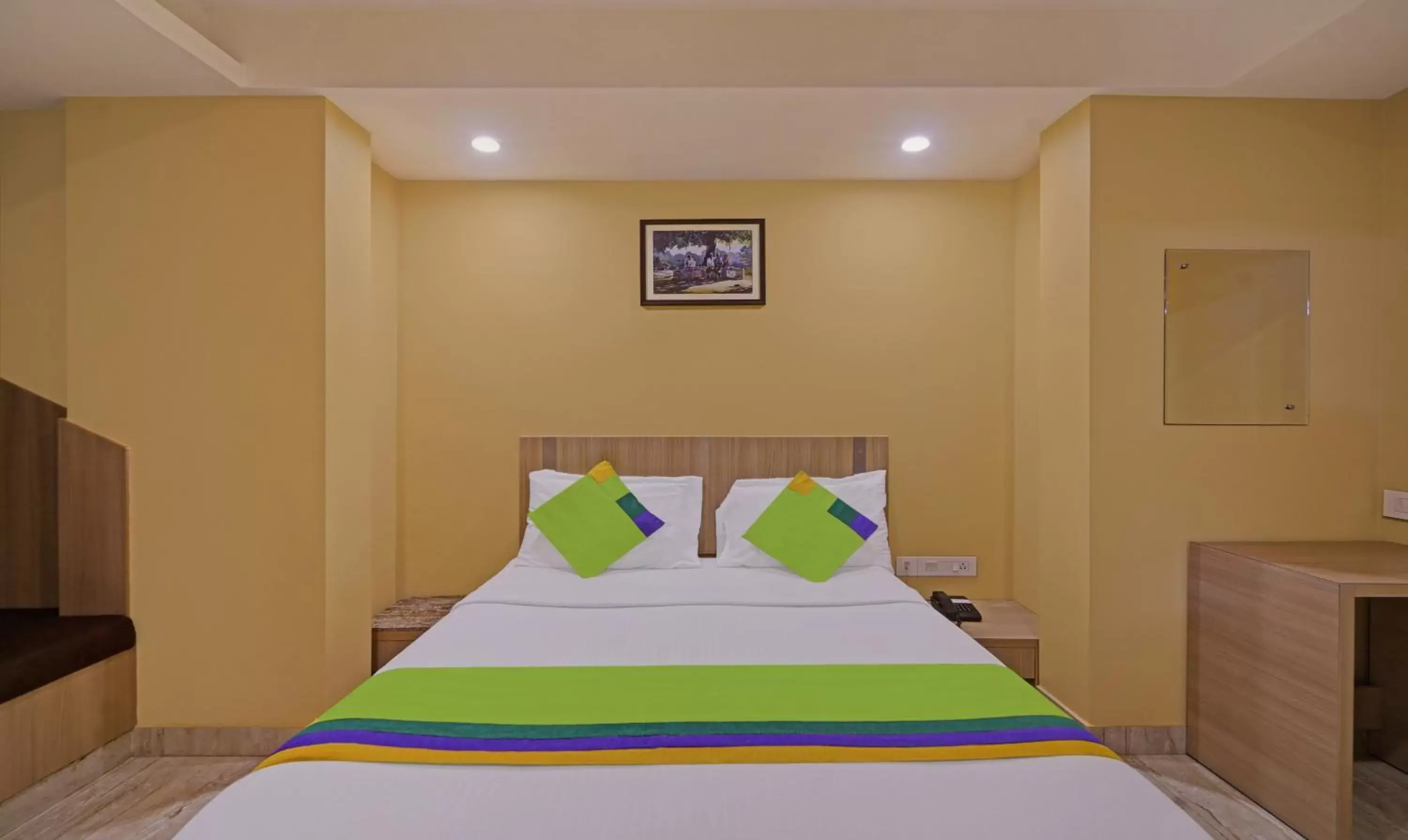 Bedroom, Bed in Treebo Fourth Avenue Bedroom, Bed in Treebo Fourth Avenue