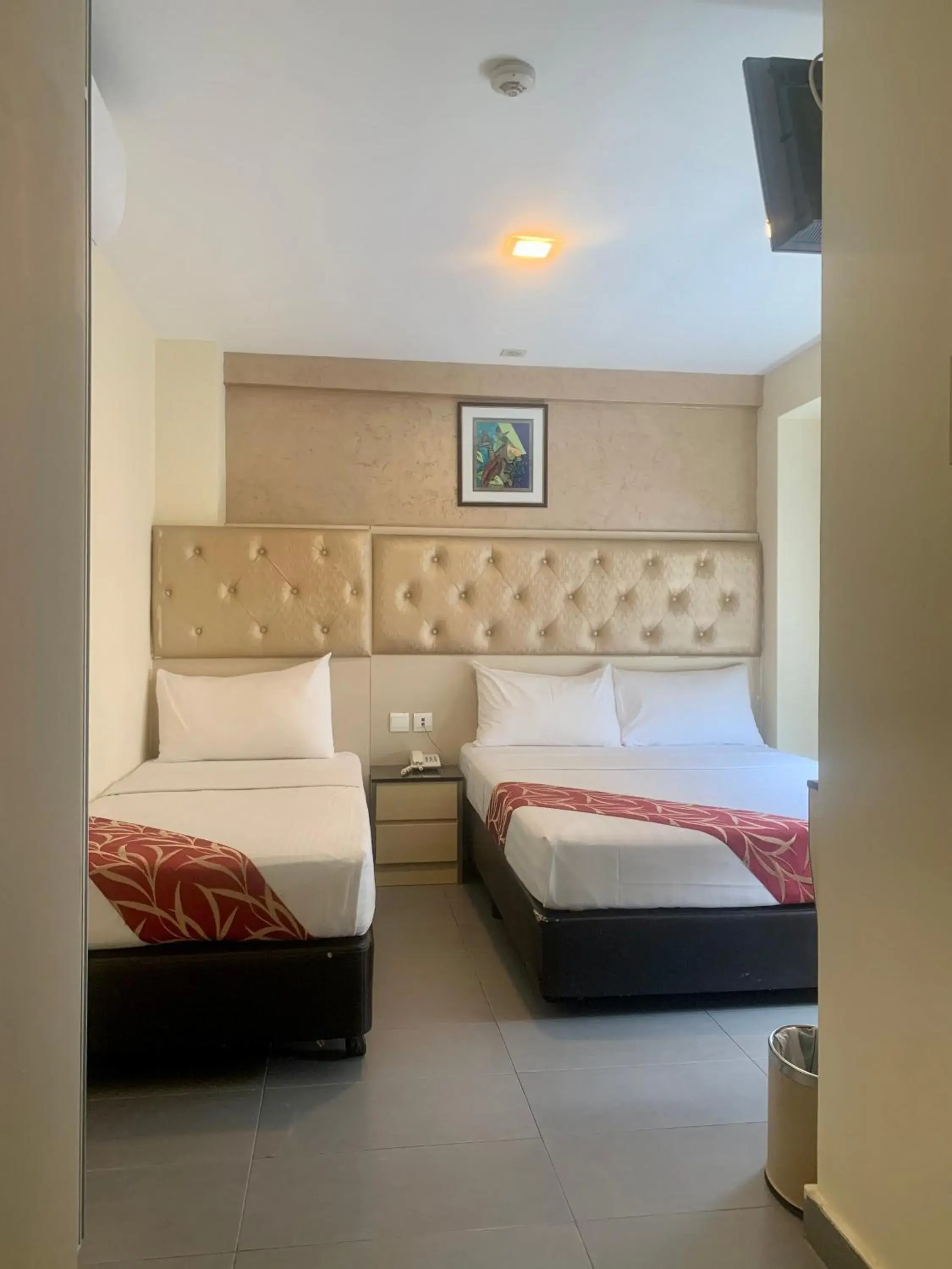 Bed in Sandpiper Hotel Singapore Bed in Sandpiper Hotel Singapore