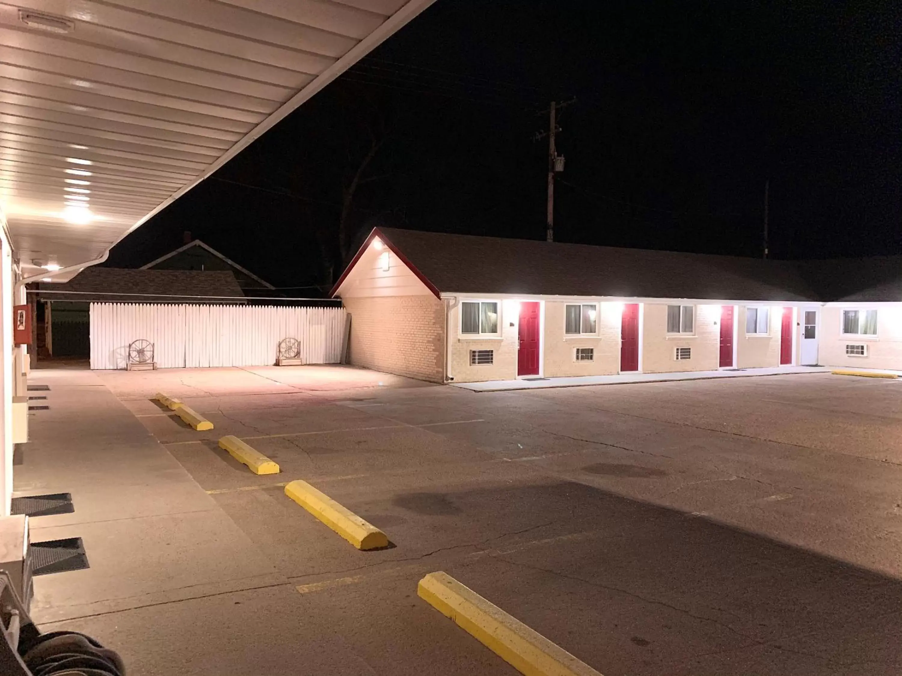 Property Building in Annie Oakley Motel Oakley