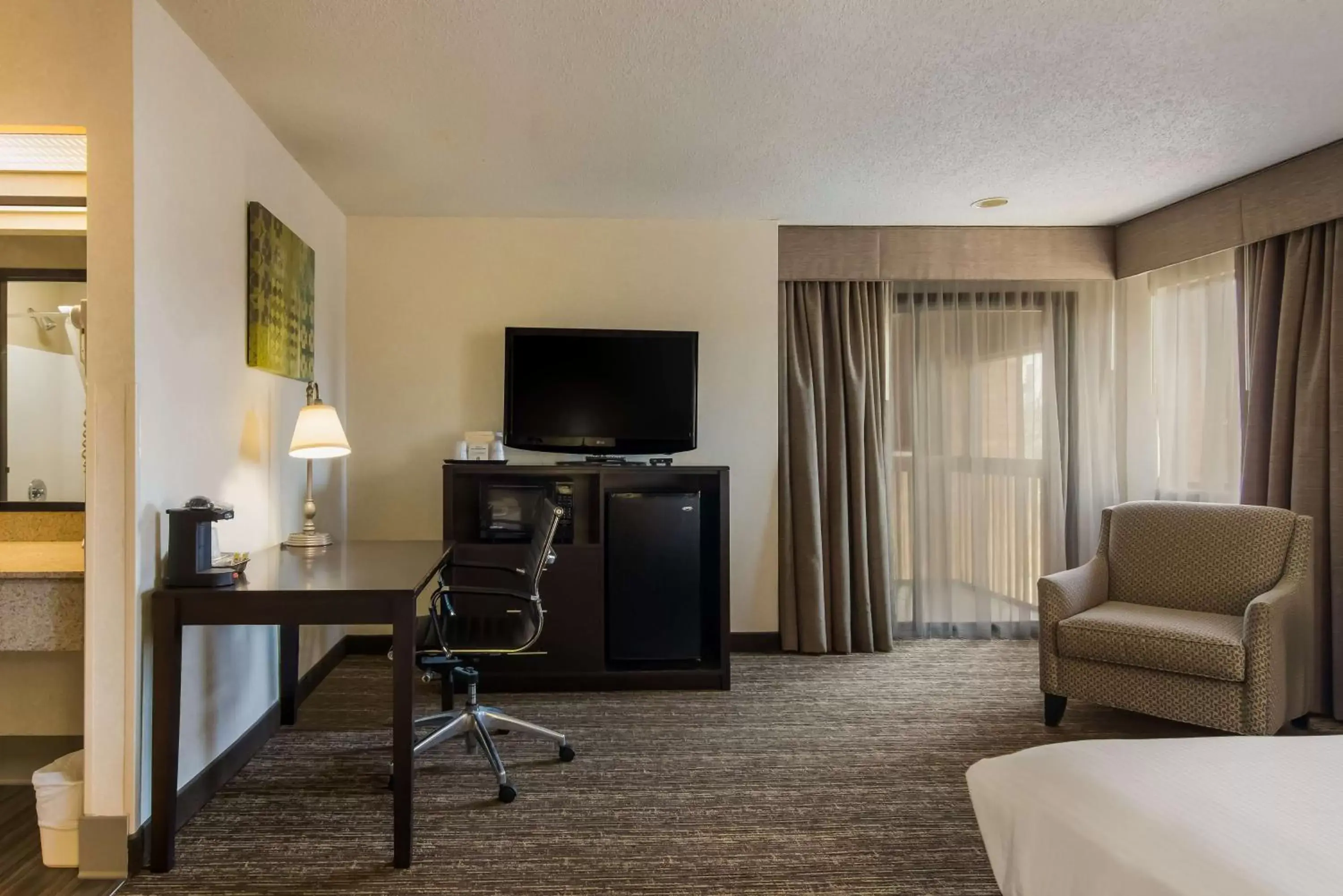 Photo of the whole room, TV/Entertainment Center in Best Western Grove City Inn