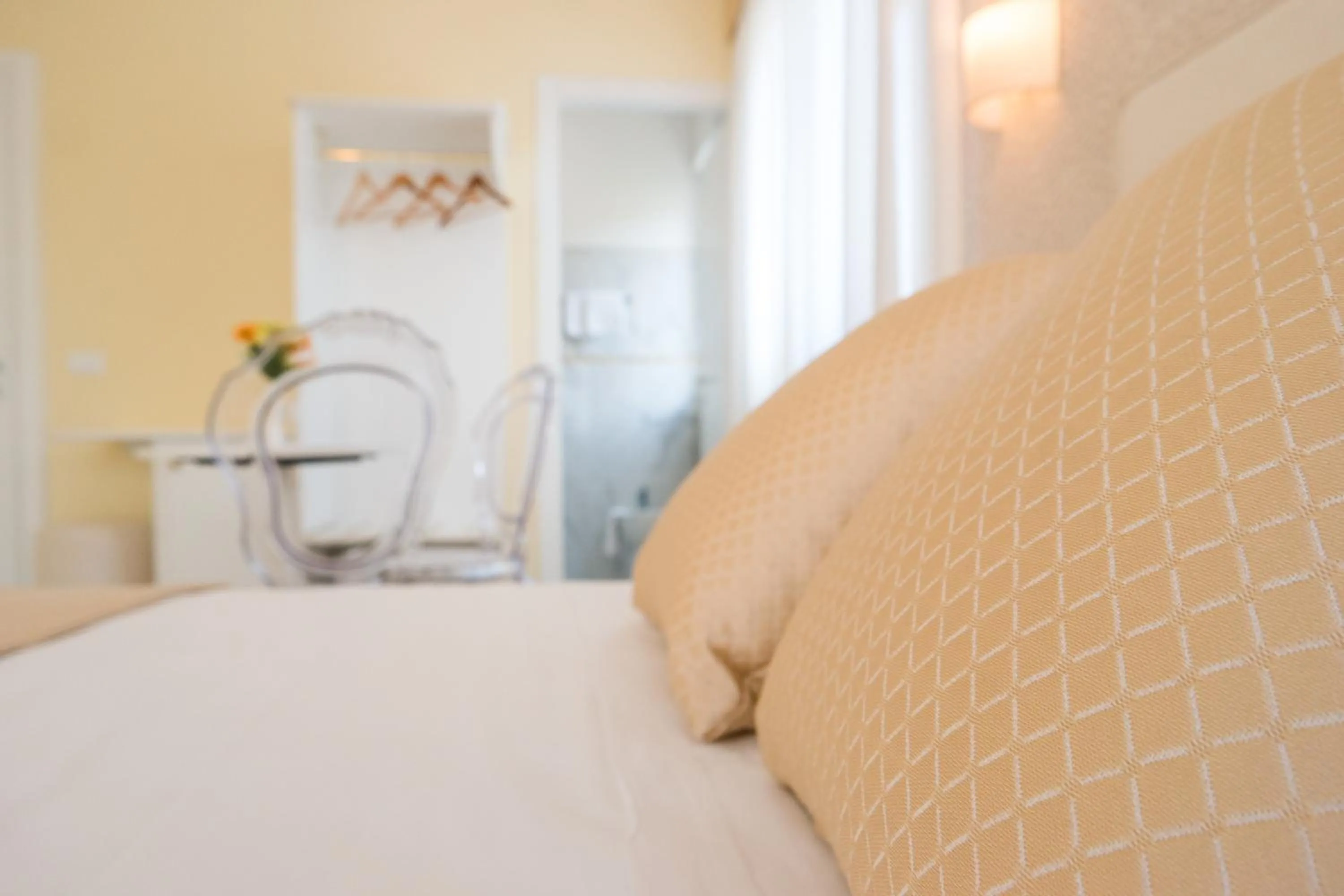 Bedroom, Bed in Guest House Train Station Venice - Atika & Atif