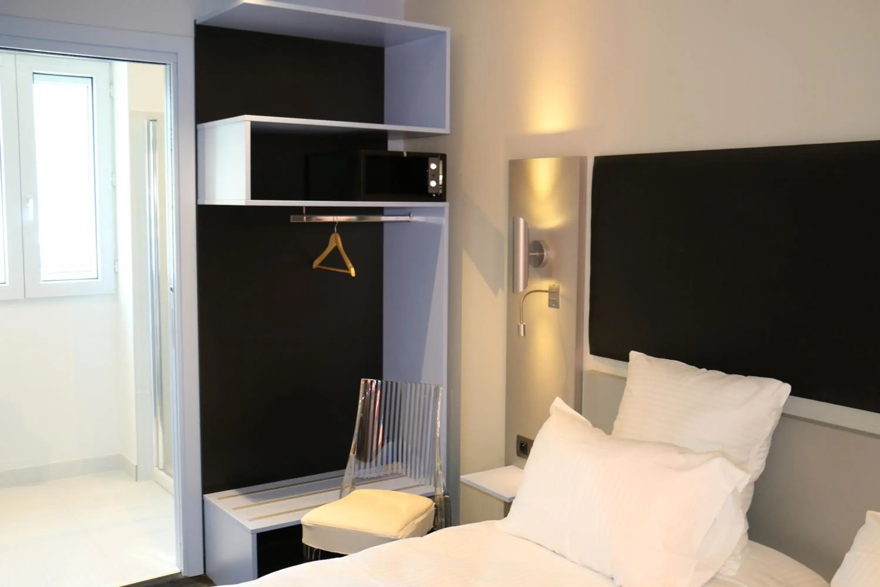 Bedroom, TV/Entertainment Center in Best Western Richelieu Lyon Part-Dieu