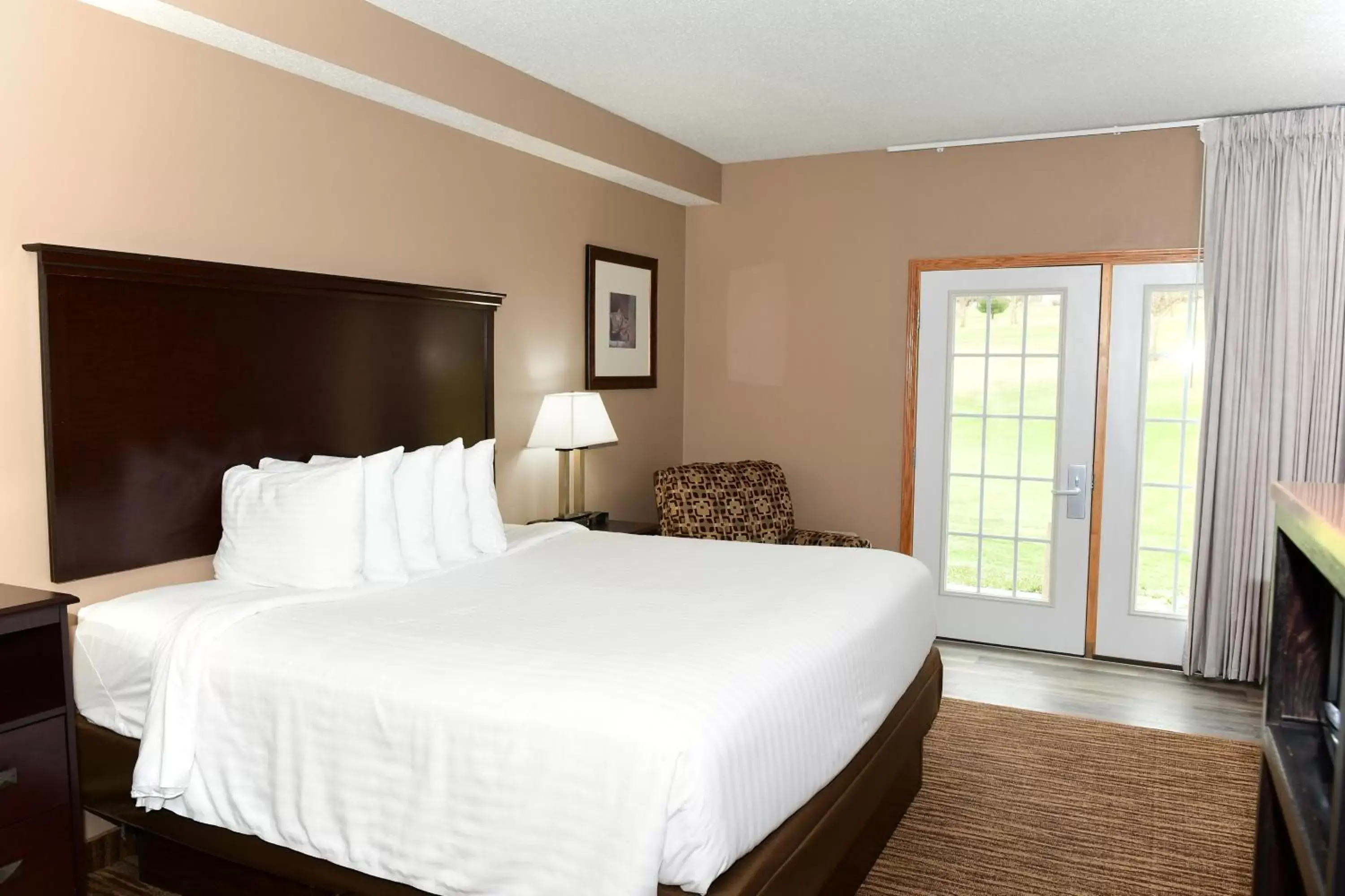 Bed in Cobblestone Inn & Suites - Denison | Majestic Hills