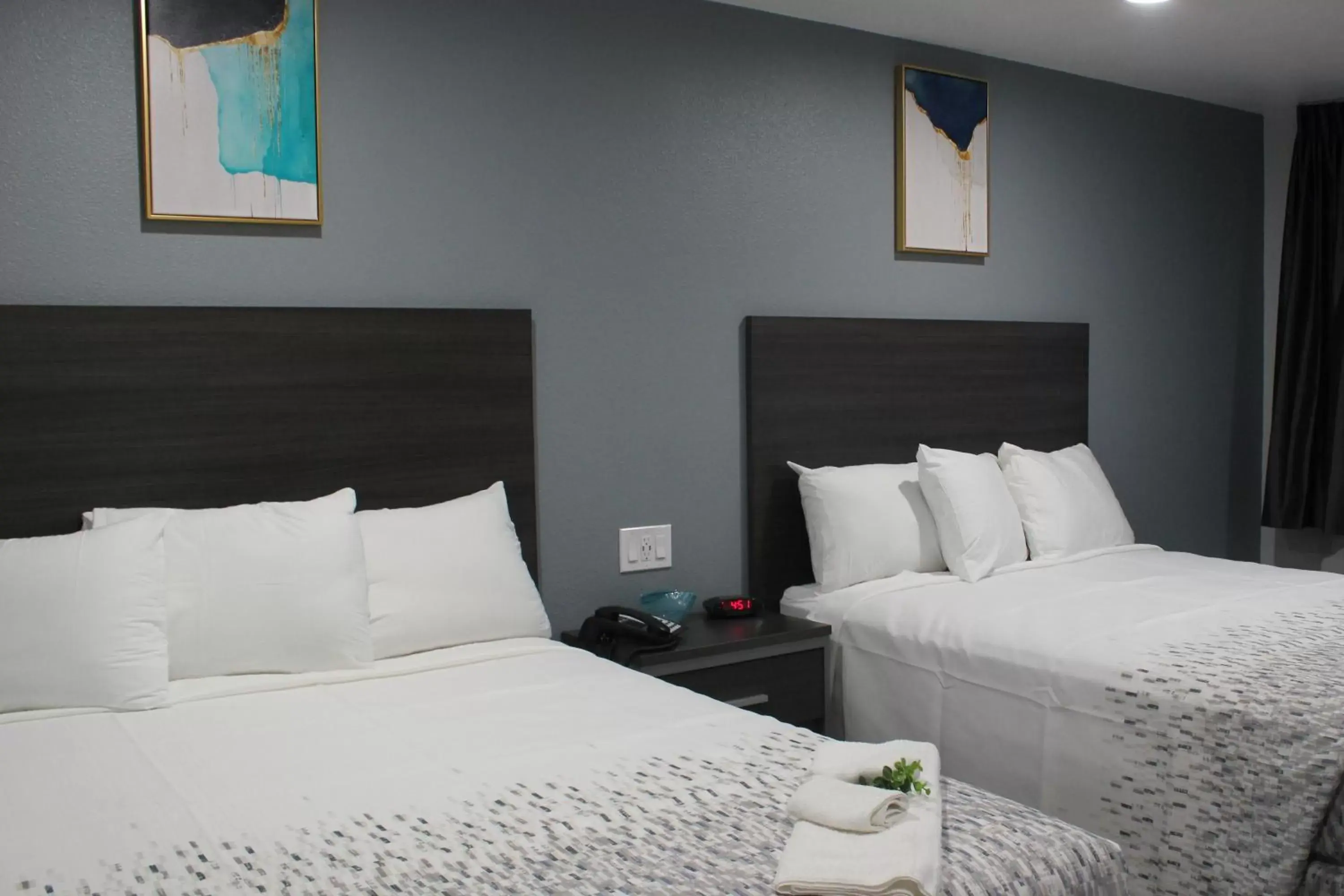 Bed in SureStay Hotel by Best Western Chowchilla Yosemite