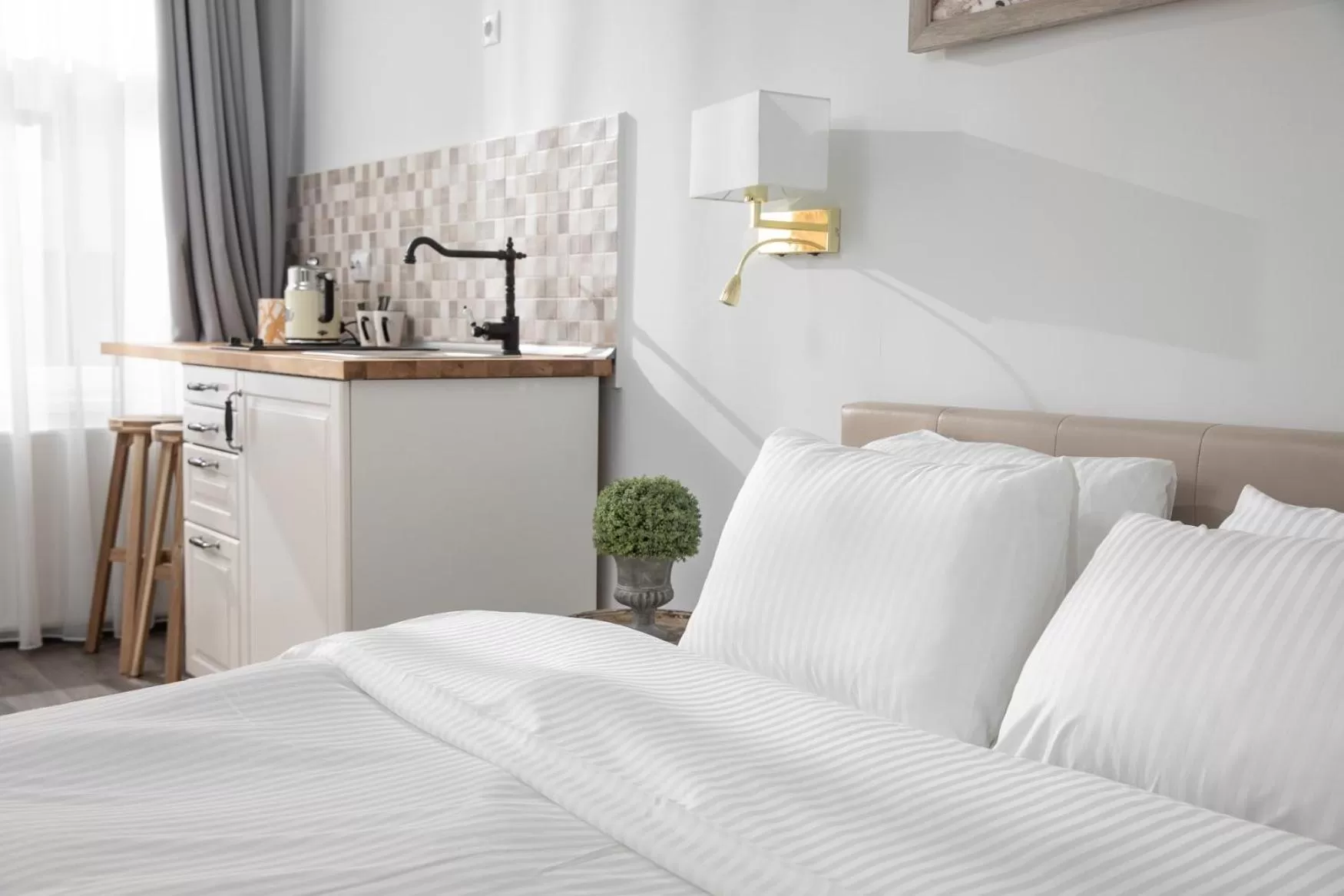 Bed in ALBERT RESIDENCE Brasov with complimentary parking and 10 percent Food and Drinks