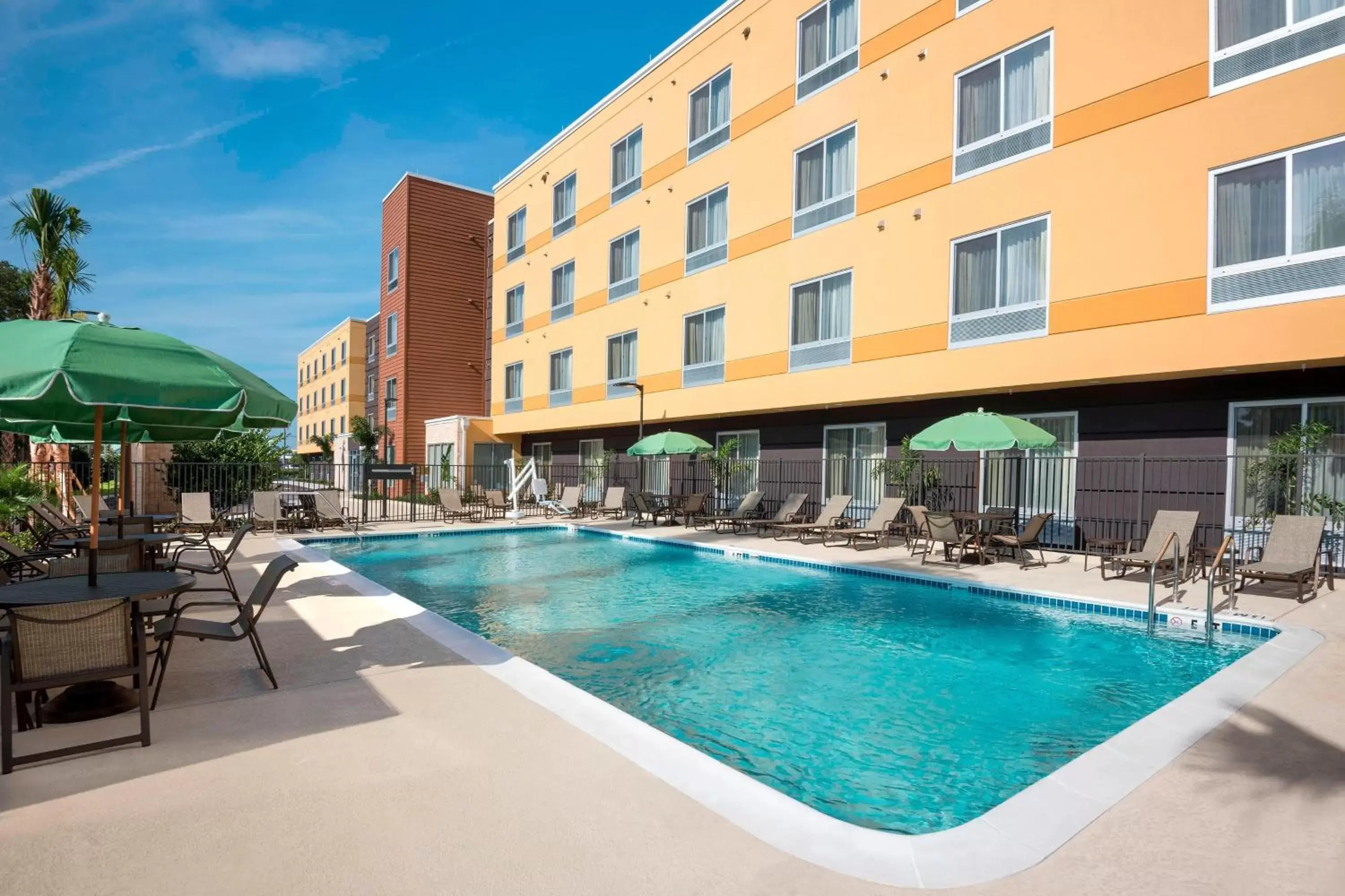 Swimming pool, Property Building in Fairfield Inn & Suites by Marriott Orlando Kissimmee/Celebration