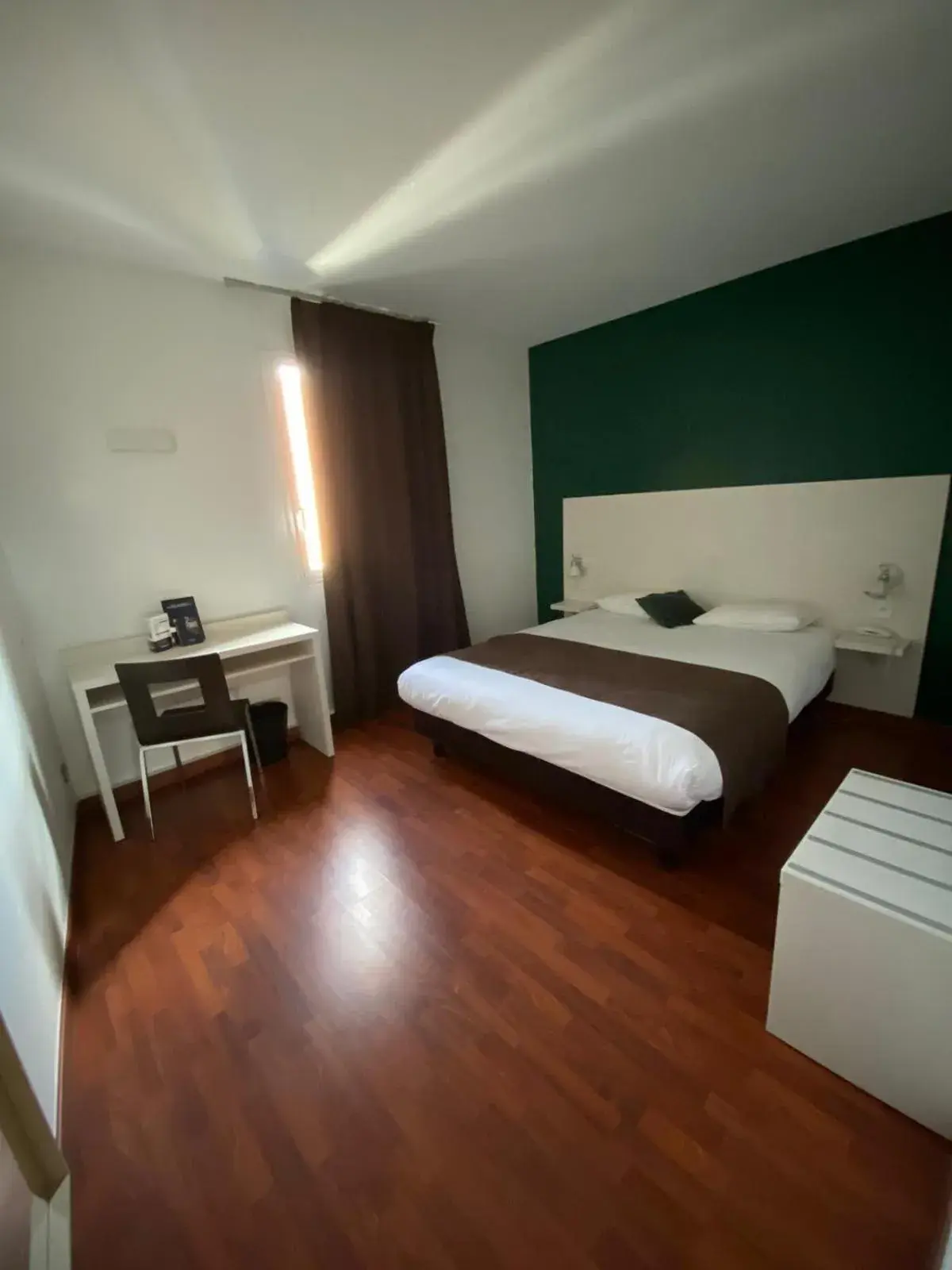 Photo of the whole room, Bed in Hôtel des Etats-Unis