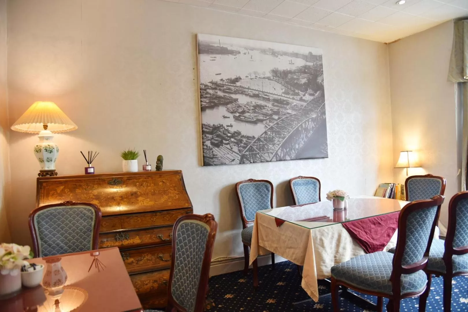 Restaurant/places to eat in Crystal Hotel & Savour