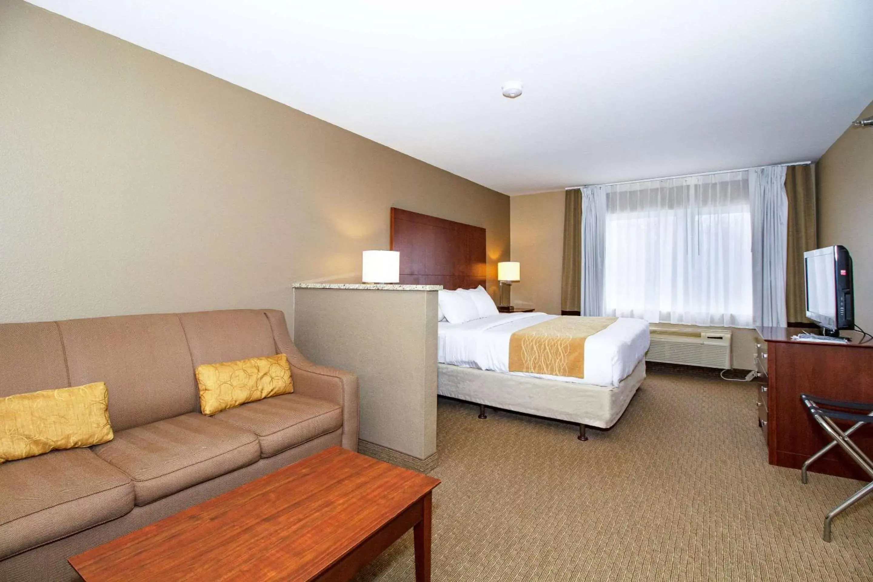 Bedroom in Comfort Inn & Suites East Moline near I-80
