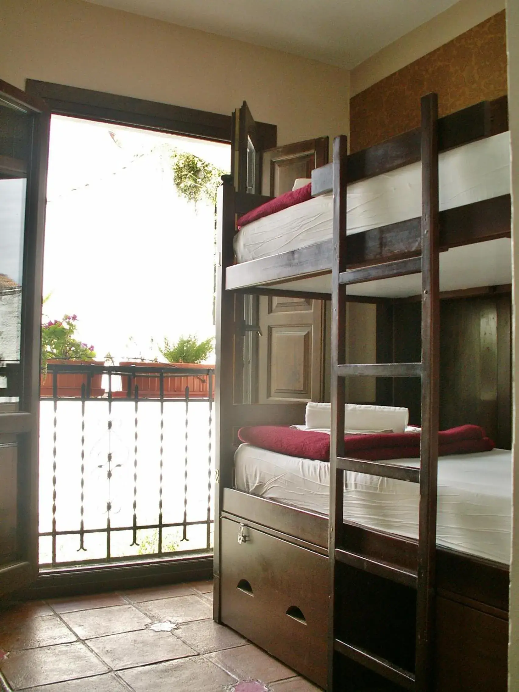 Bunk Bed in Oasis Backpackers' Hostel Granada