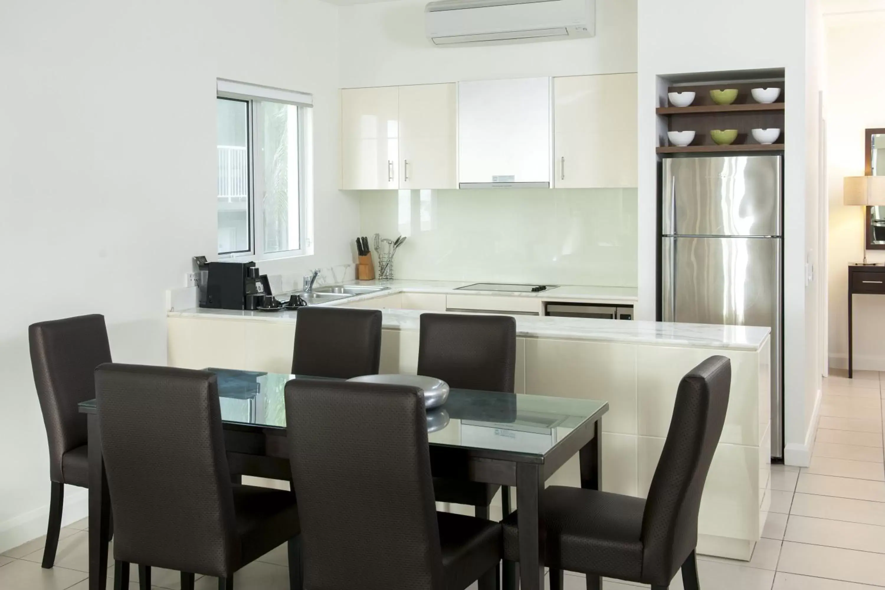 Kitchen or kitchenette, Dining Area in Peppers Beach Club & Spa