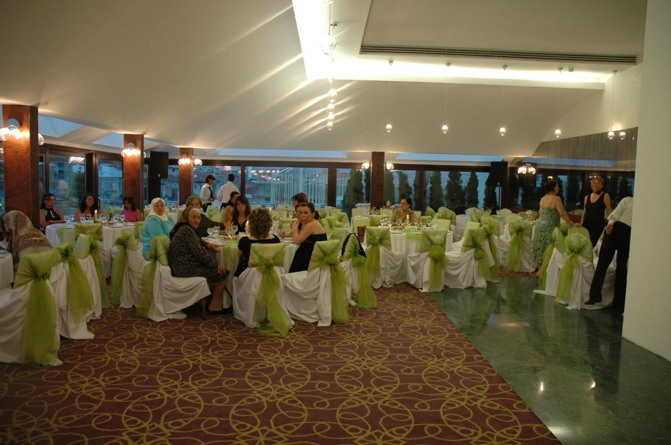 Restaurant/places to eat in Burcman Hotel