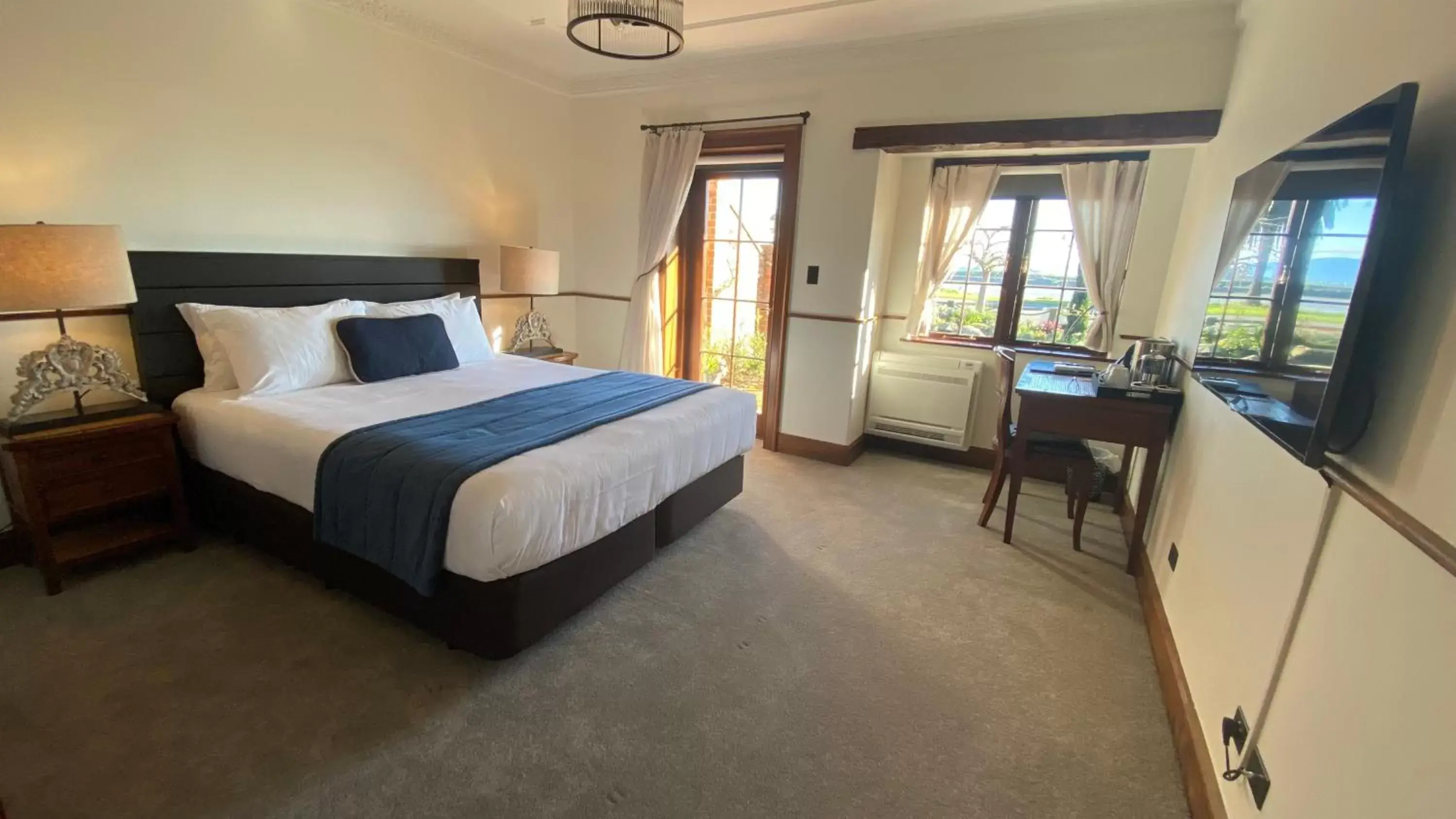 Photo of the whole room, Bed in Grand Arden Monaco Nelson Photo of the whole room, Bed in Grand Arden Monaco Nelson