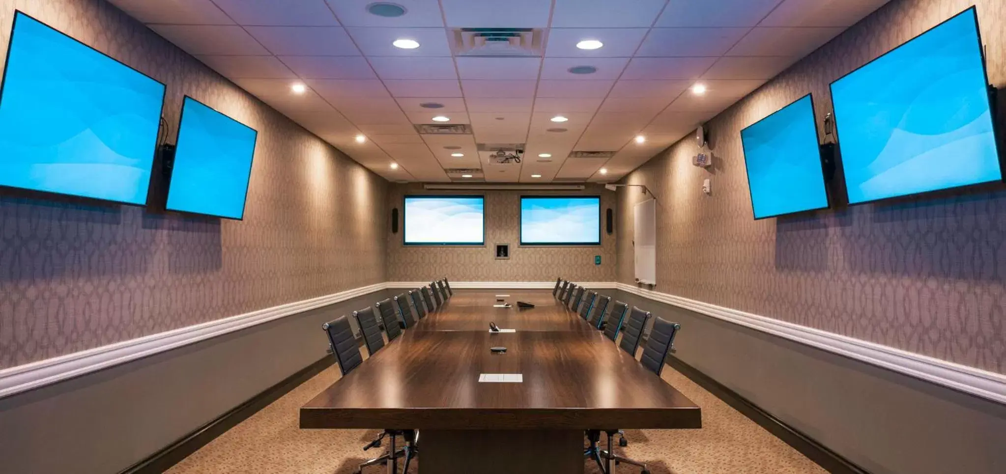Meeting/conference room in Holiday Inn & Suites Philadelphia W - Drexel Hill, an IHG Hotel