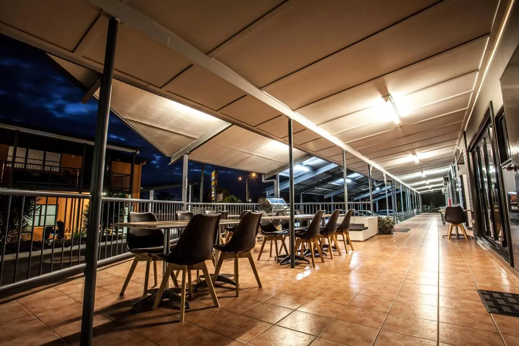 Patio, Restaurant/Places to Eat in Darra Motel & Conference Centre