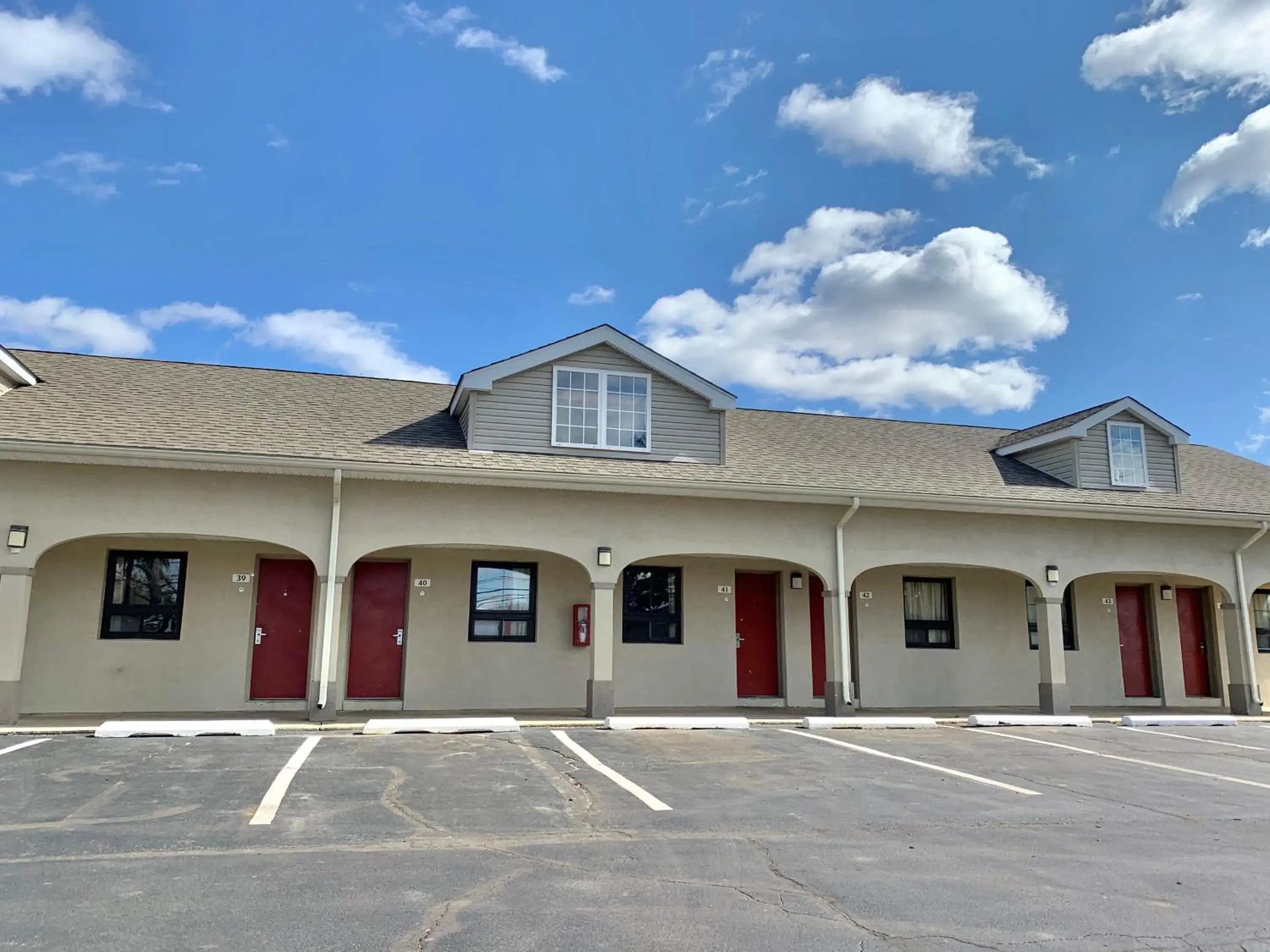 Property Building in Scottish Inns and Suites- Bordentown, NJ