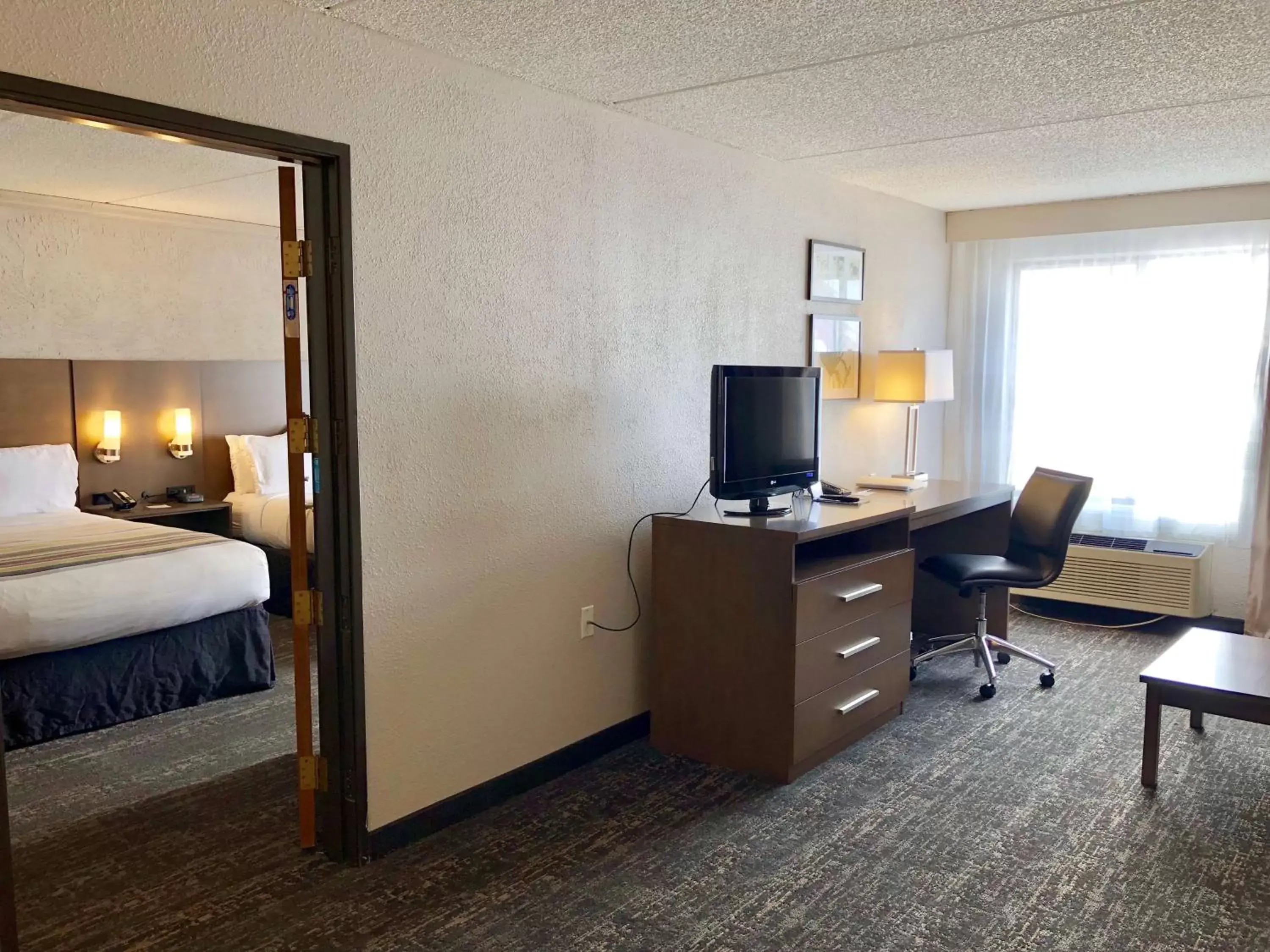 Photo of the whole room, Bed in Country Inn & Suites by Radisson, Mt. Pleasant-Racine West, WI