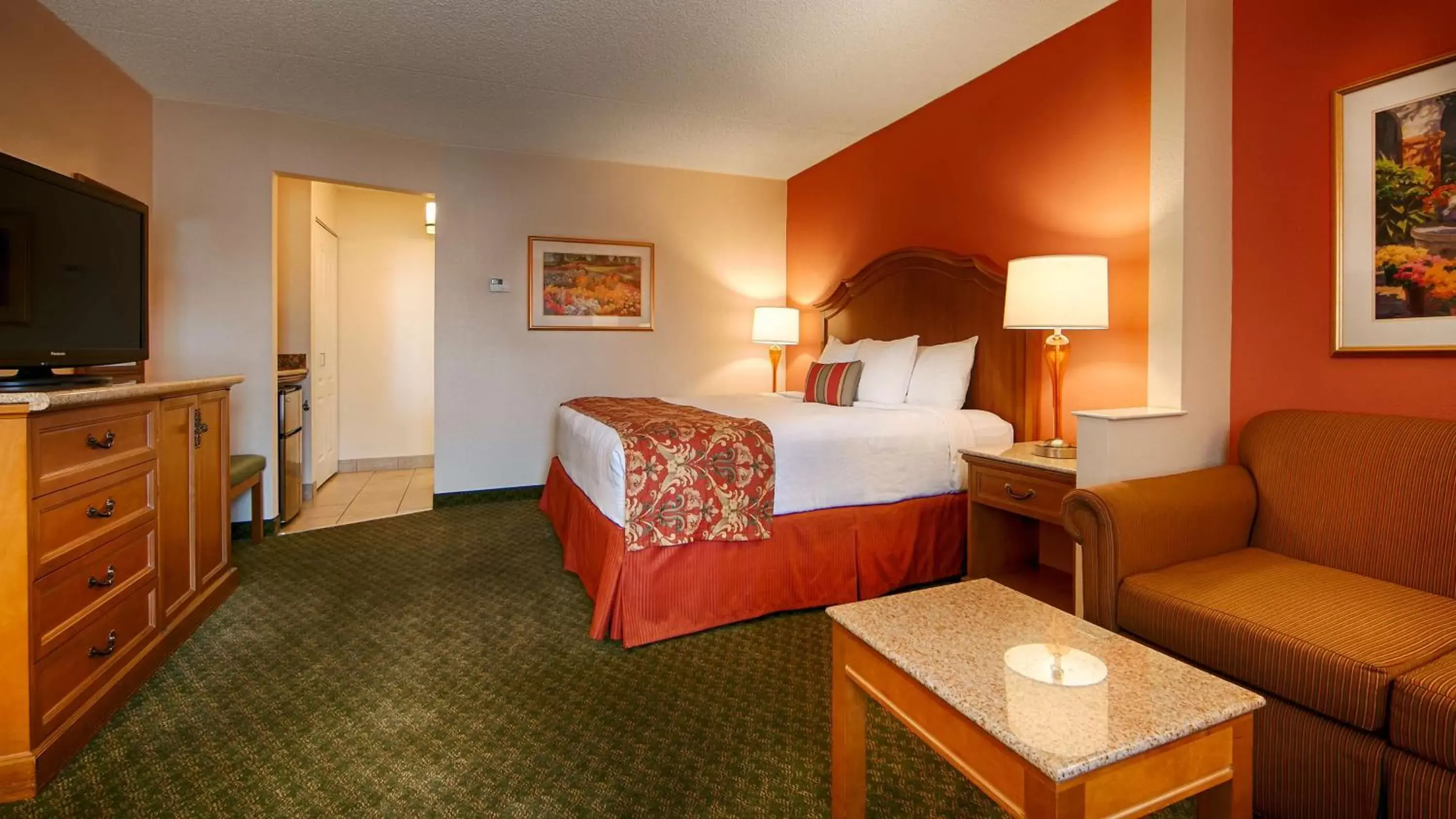 Photo of the whole room, Bed in Best Western Plus A Wayfarer's Inn & Suites