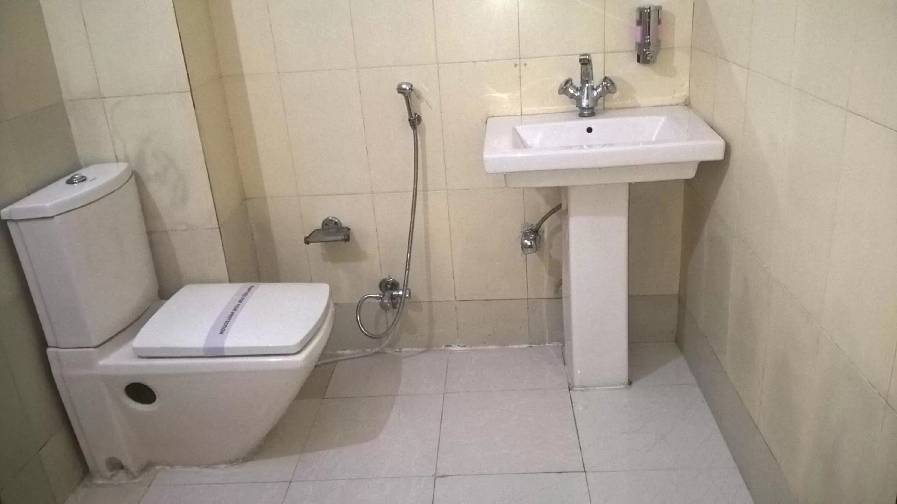 Bathroom in Hotel Su Shree Continental 5 Minutes Walk From New Delhi Railway Station