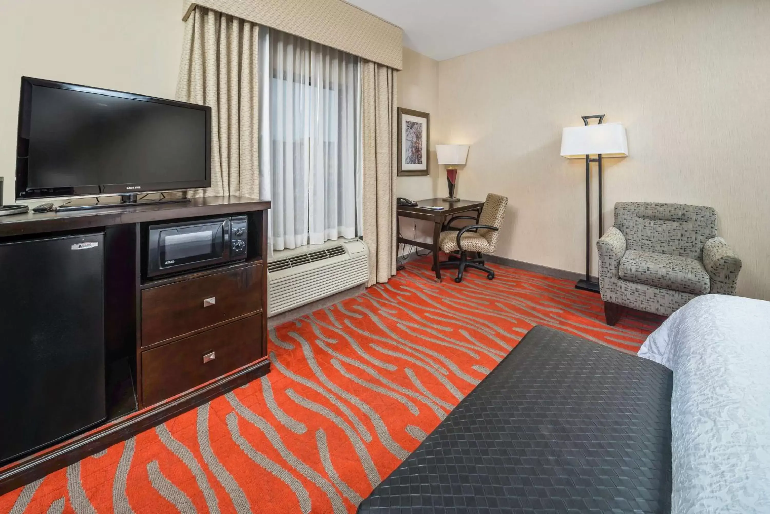 Bedroom, TV/Entertainment Center in Hampton Inn and Suites Tulsa/Catoosa