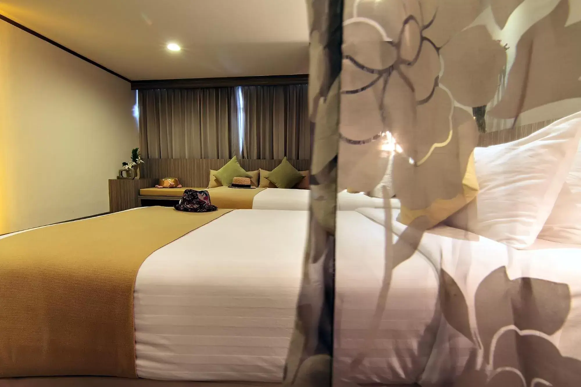 Bedroom, Bed in Bossotel Bangkok