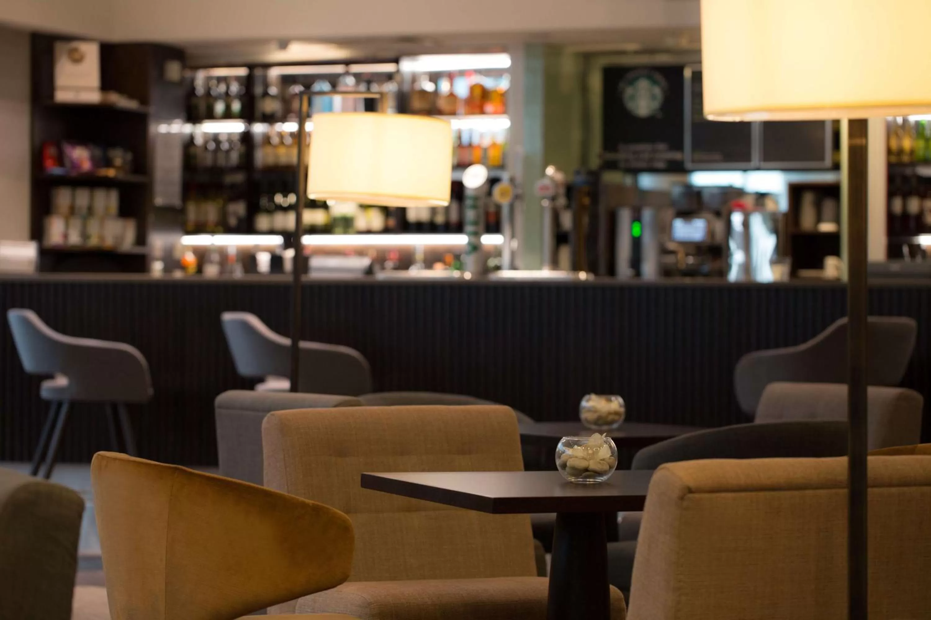 Lounge or bar in DoubleTree by Hilton London Heathrow Airport