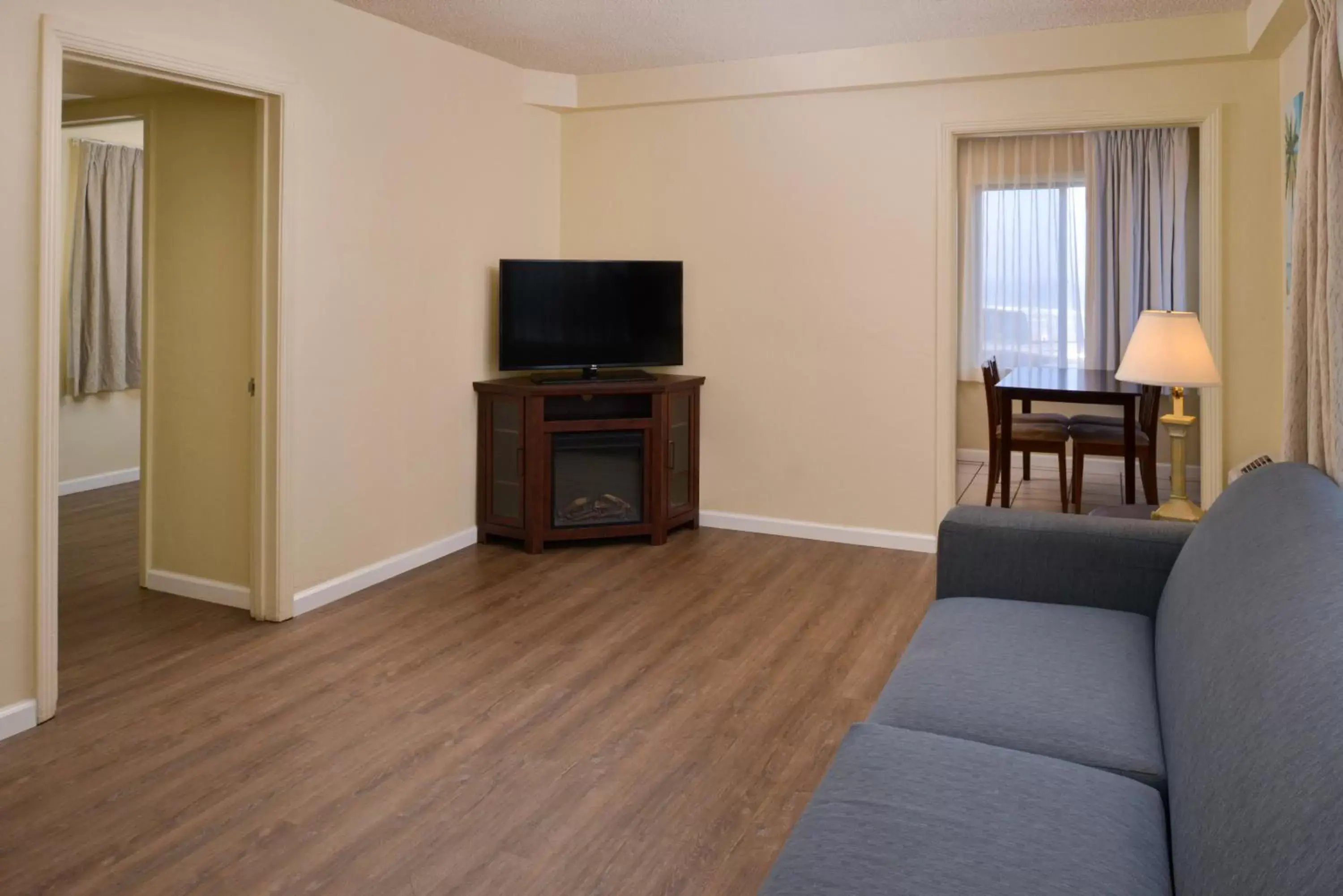 Communal lounge/ TV room, TV/Entertainment Center in Edgewater Inn and Suites