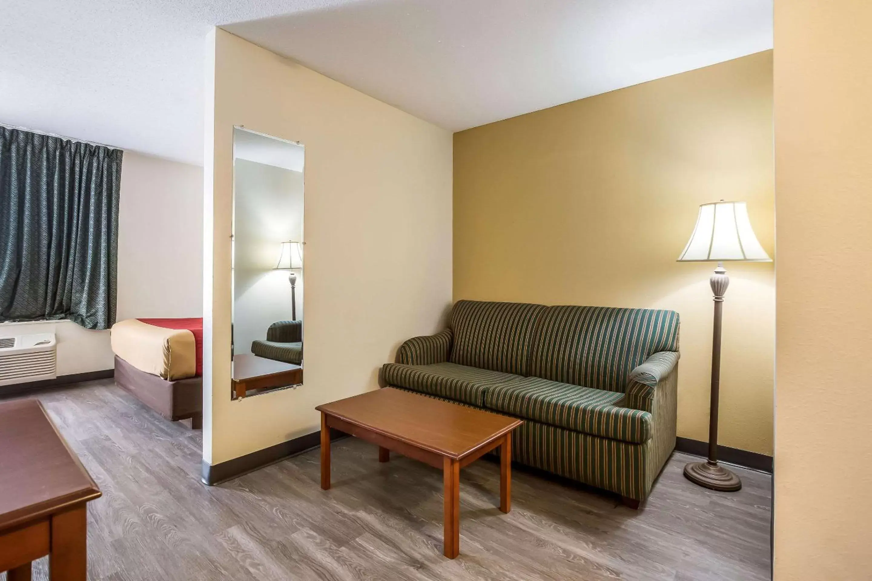 Photo of the whole room, Seating Area in Econo Lodge Inn & Suites Fairview Heights near I-64 St Louis