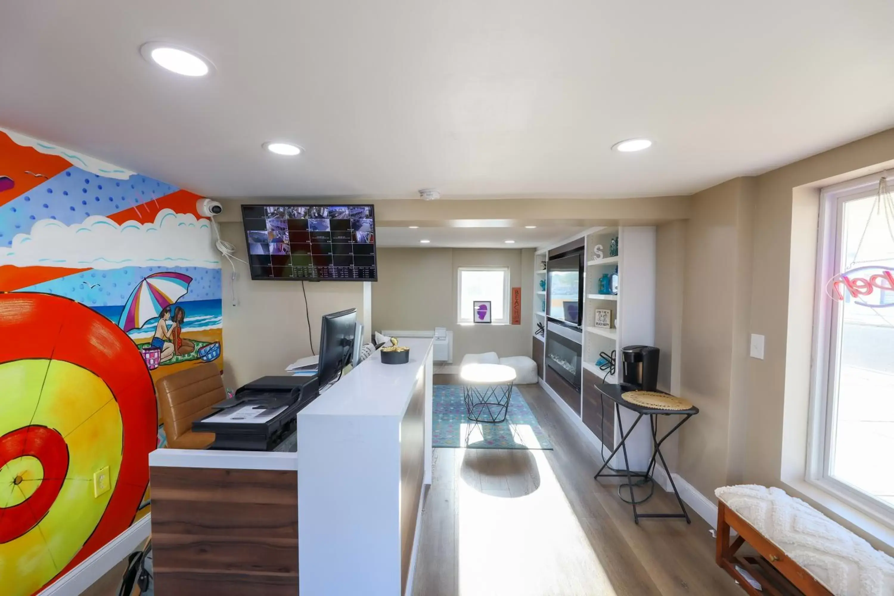 Lobby or reception, Kitchen/Kitchenette in Seaside Sands Inn